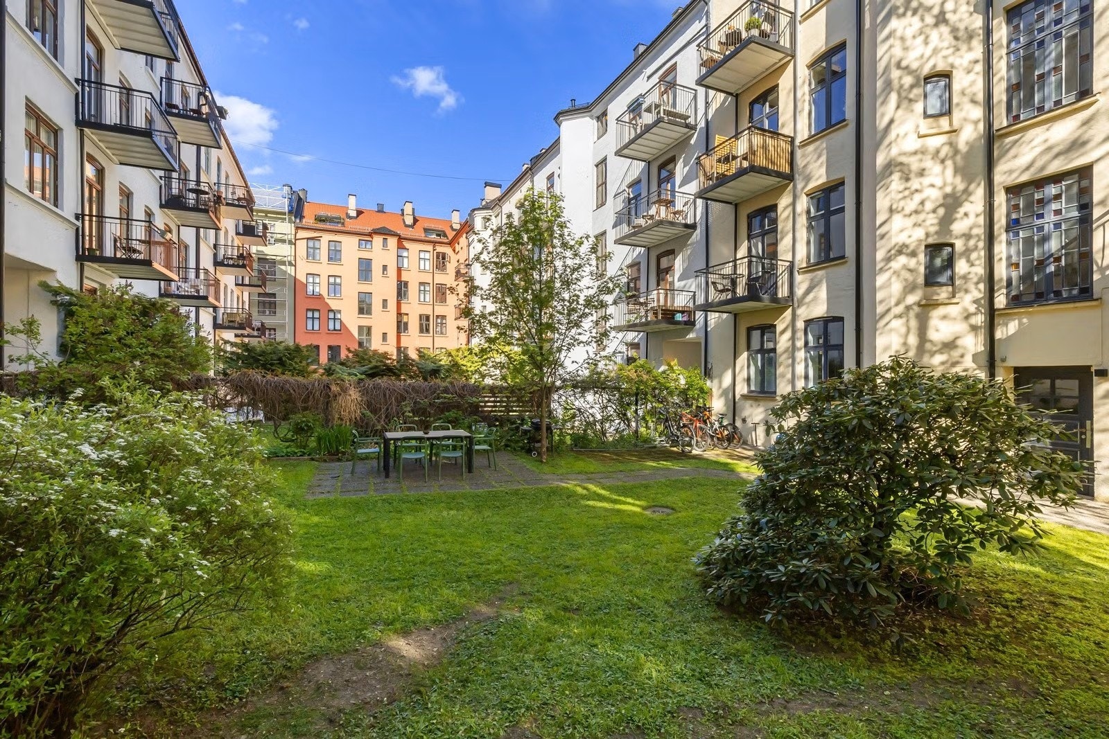 Seksjonseierne
har tilgang til stor og pent opparbeidet bakgård. Galleribilde