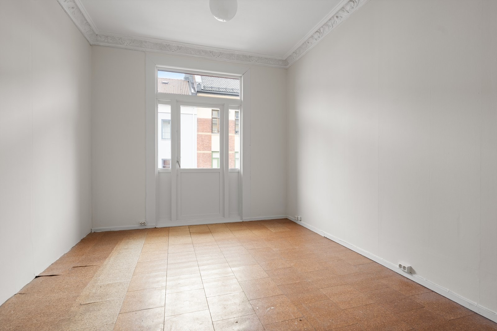 Fra hovedsoverommet, som ligger i tilknytning til stuen, er det utgang til balkong på ca. 2 m² Galleribilde