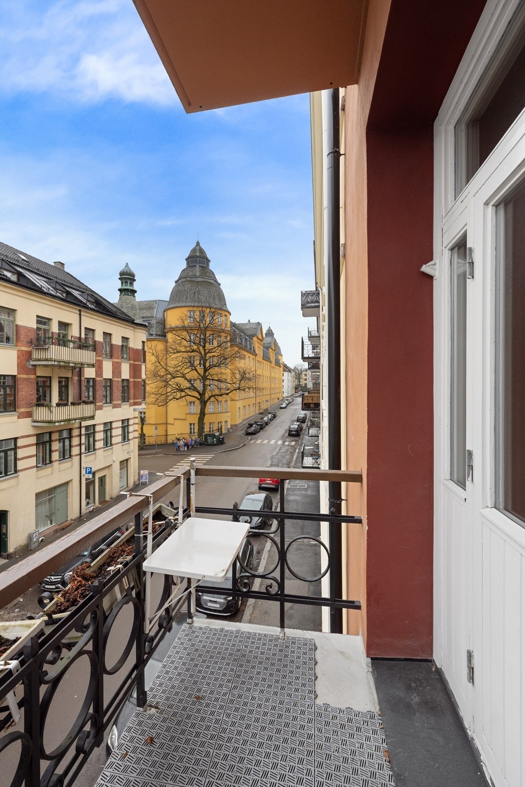 Balkongen har plass til hyggelig utemøblement og blir en fin forlengelse av stuen på sommerstid. Galleribilde