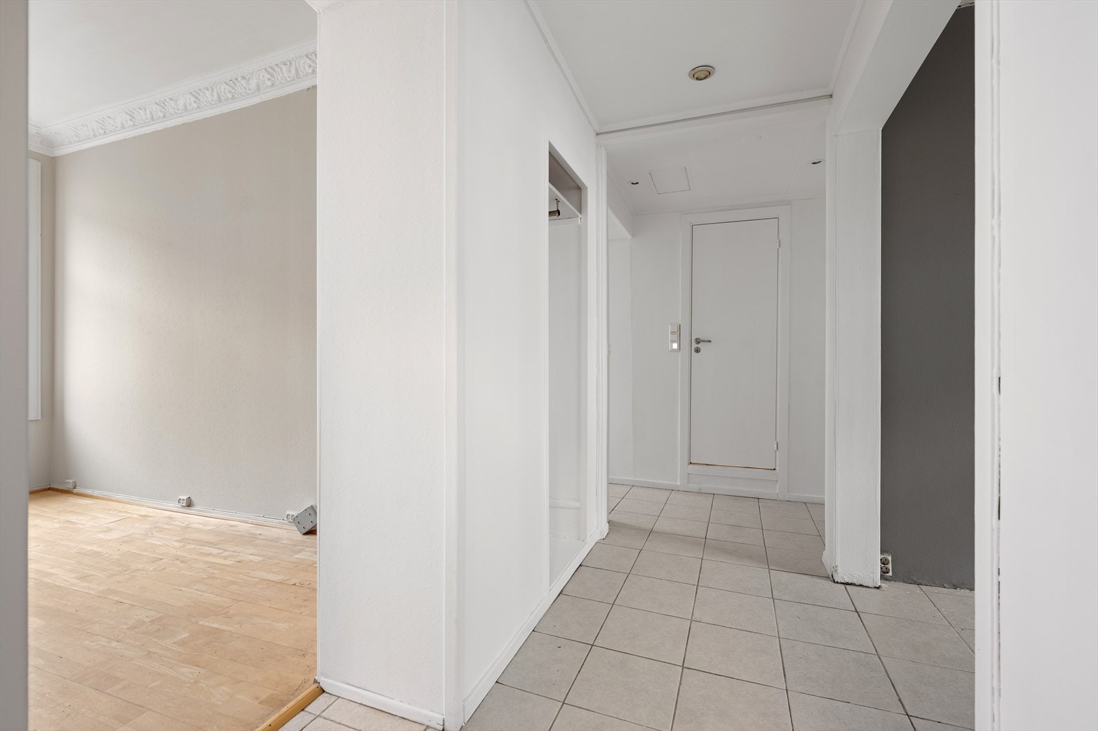 Entré med adkomst til leilighetens øvrige rom og en god planløsning. Galleribilde