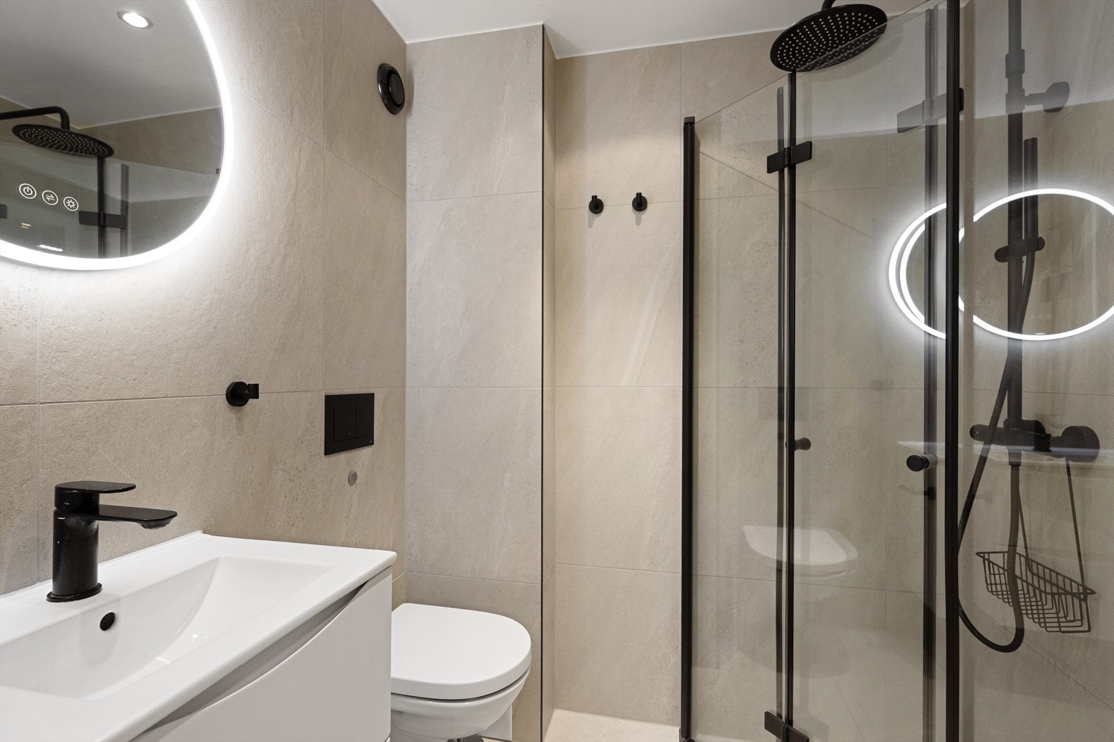 Badet er rehabilitert i 2021 og er flislagt med varmekabler i gulvet. Galleribilde