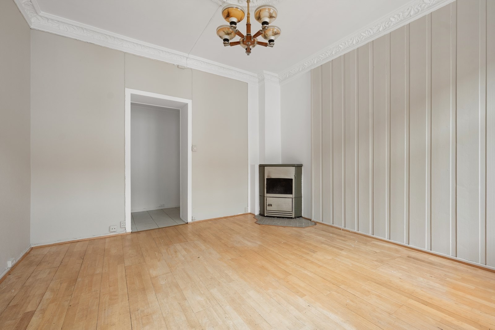 Stue med generøs takhøyde, rikelig lysinnslipp og peis. Galleribilde