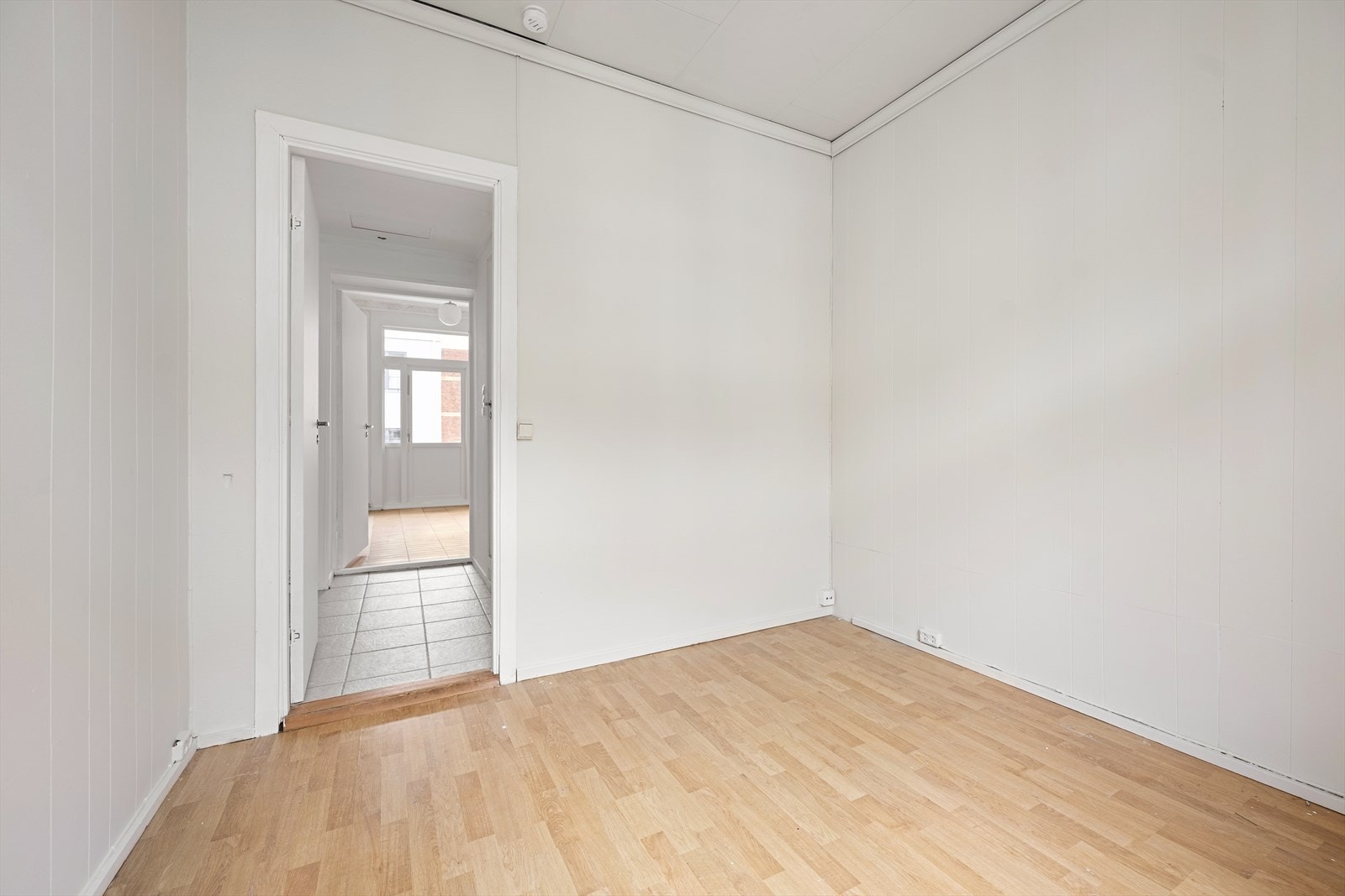 Her er det god plass til dobbeltseng og tilhørende møblement. Galleribilde