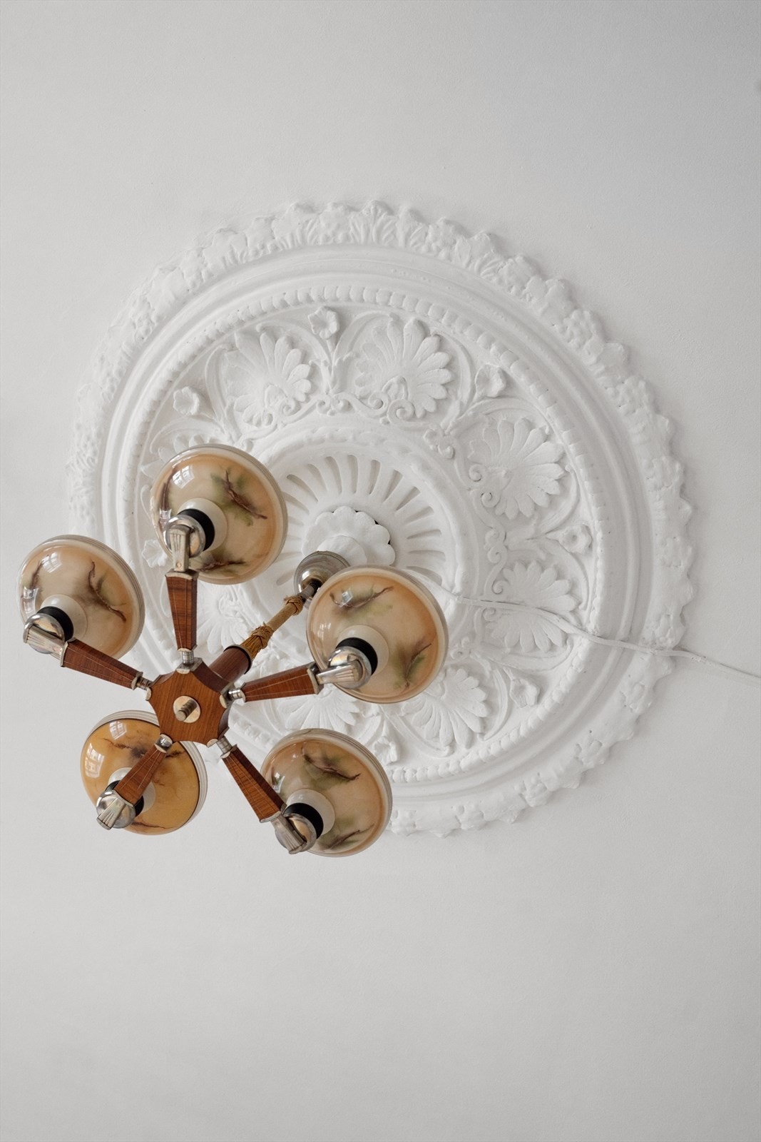 Leiligheten har klassiske detaljer med stukkatur og rosett Galleribilde