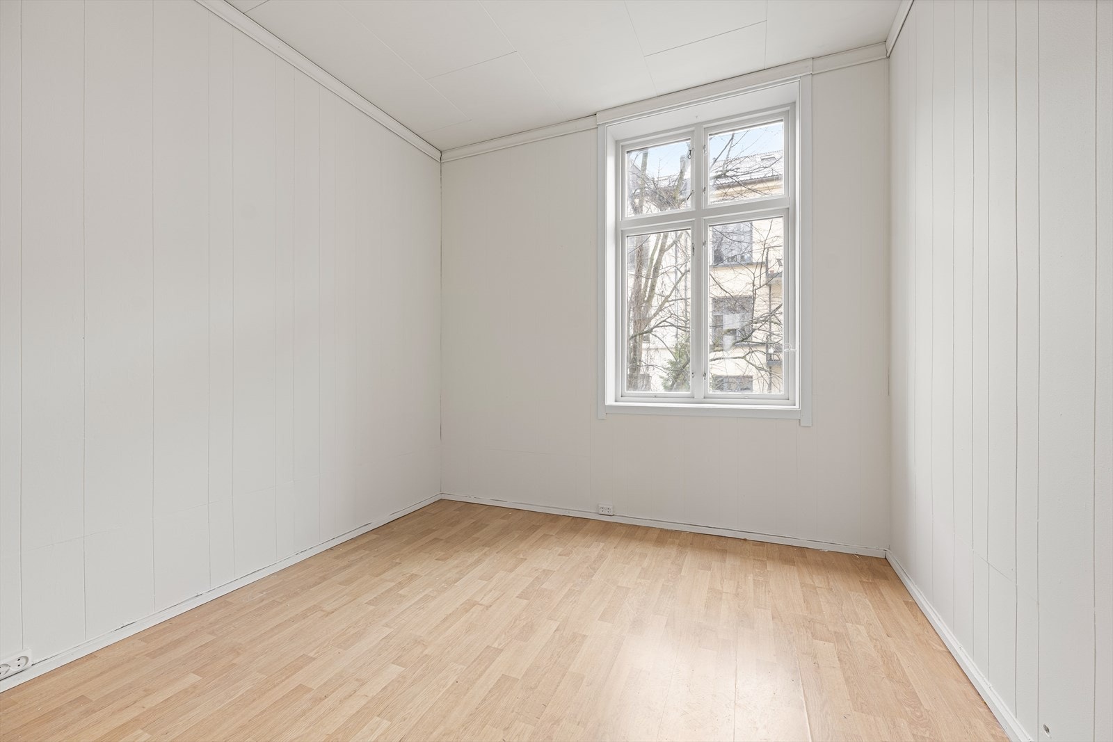 Boligens andre soverom er stort og luftig med mye naturlig lys. Galleribilde