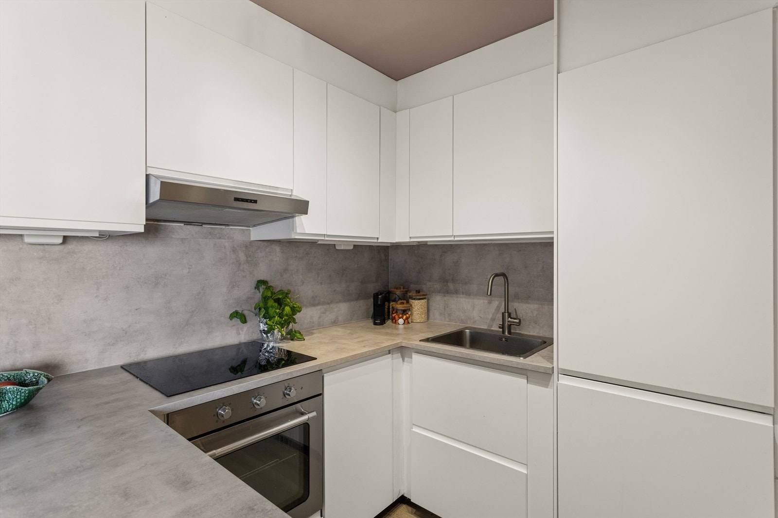 Her er det integrert kjøl/fryseskap, oppvaskmaskin, platetopp, stekeovn, samt vannstoppsystem og komfyrvakt. Galleribilde