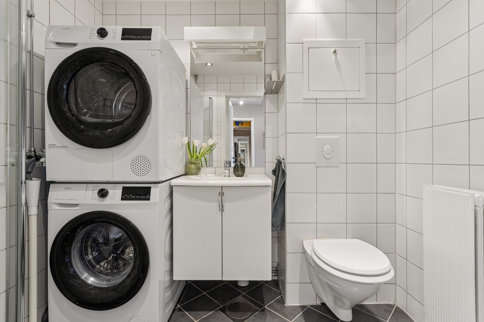 Badet har flislagte overflater med downlights i himlingen og varme i gulvet. Galleribilde