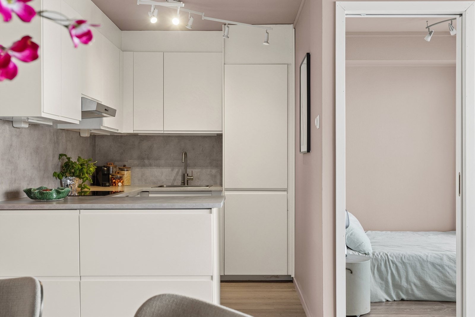 Kjøkkeninnredningen har glatte fronter og benkeplate i laminat. Galleribilde