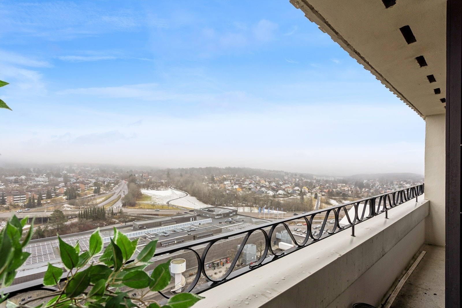 Leiligheten ligger høyt og fritt på Tveita, med kort vei til alle fasiliteter og servicetilbud. Galleribilde