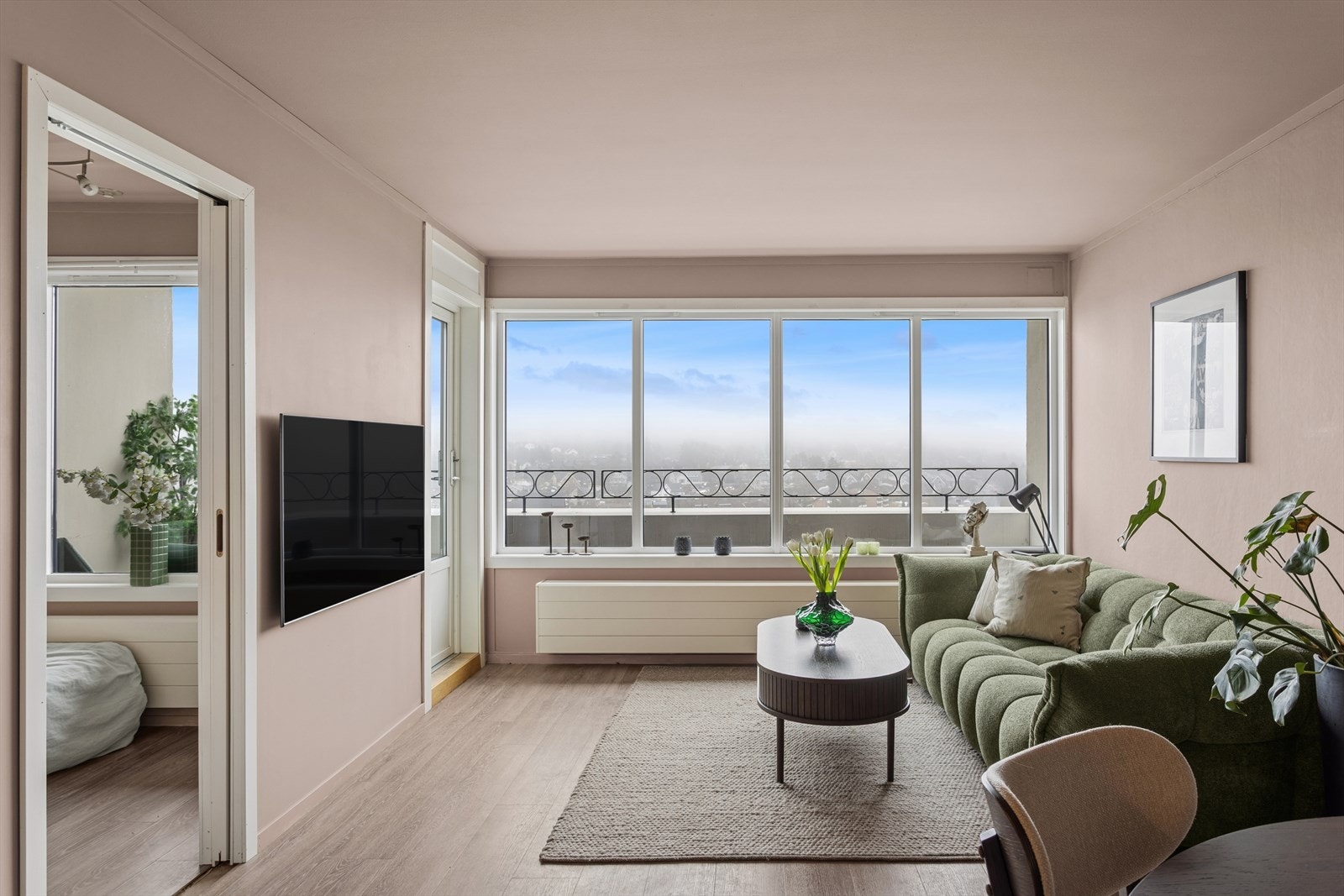 Store vindusflater slipper inn godt med naturlig lys og gir rommet en luftig og åpen følelse. Galleribilde