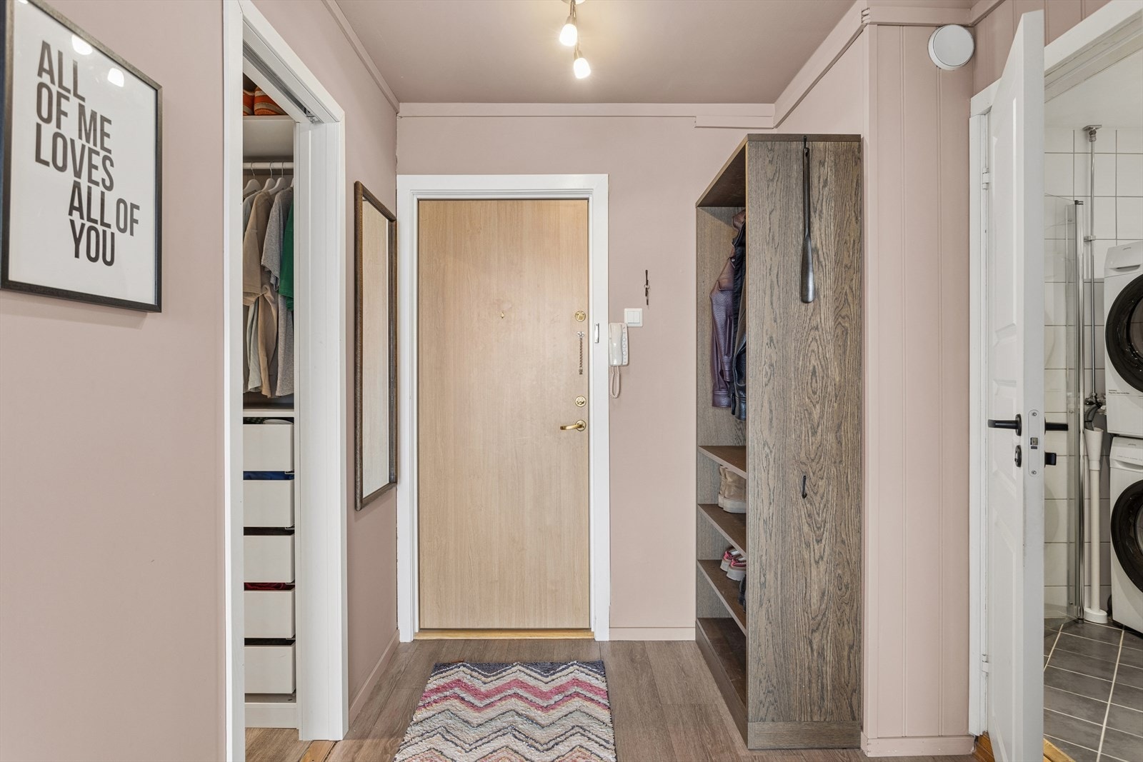 Entréen er lys og praktisk, nymalt i 2025, med god plass til oppbevaring av sko og yttertøy. Galleribilde