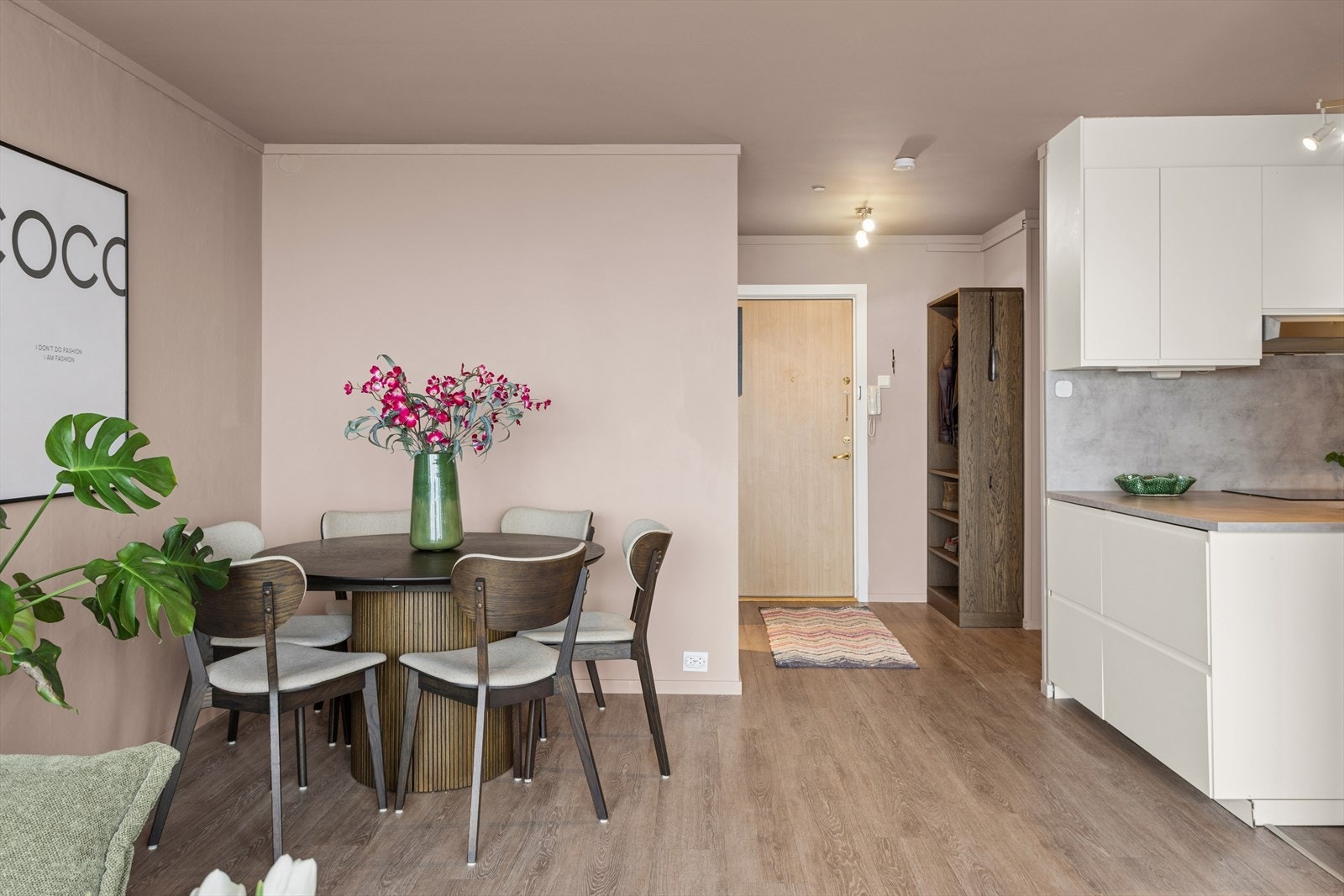 Ved kjøkkenet er det en naturlig plass for spisebordet. Galleribilde