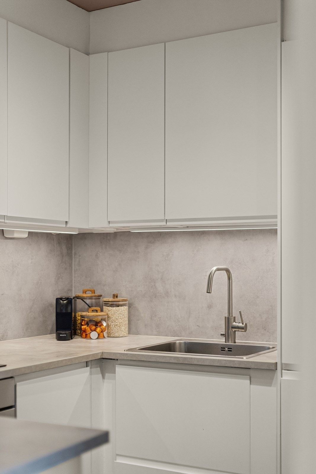 Innredningen er praktisk utformet og tilbyr god skap- og benkeplass. Galleribilde