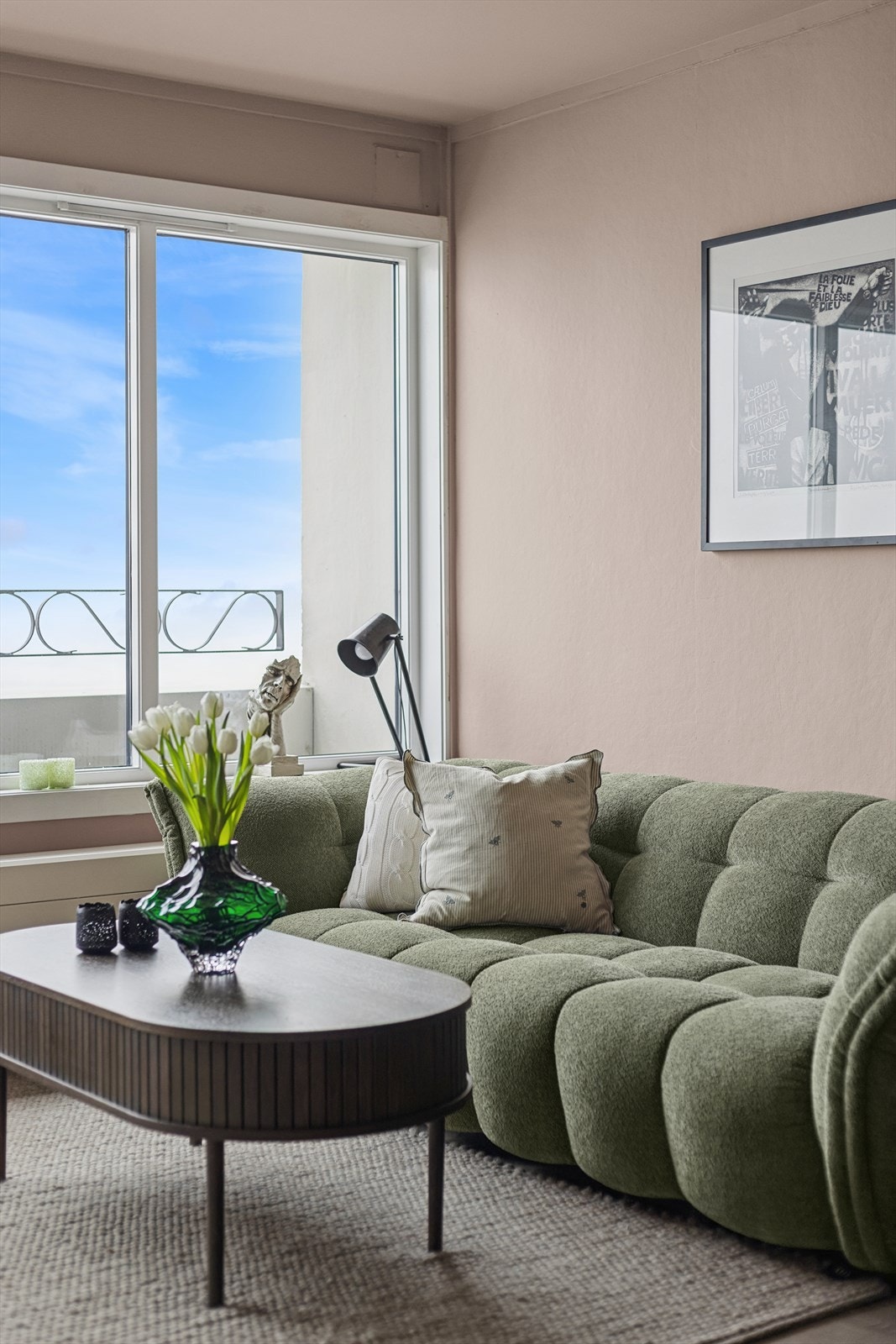 Stuen er lys og luftig, med en praktisk og møbleringsvennlig planløsning. Galleribilde