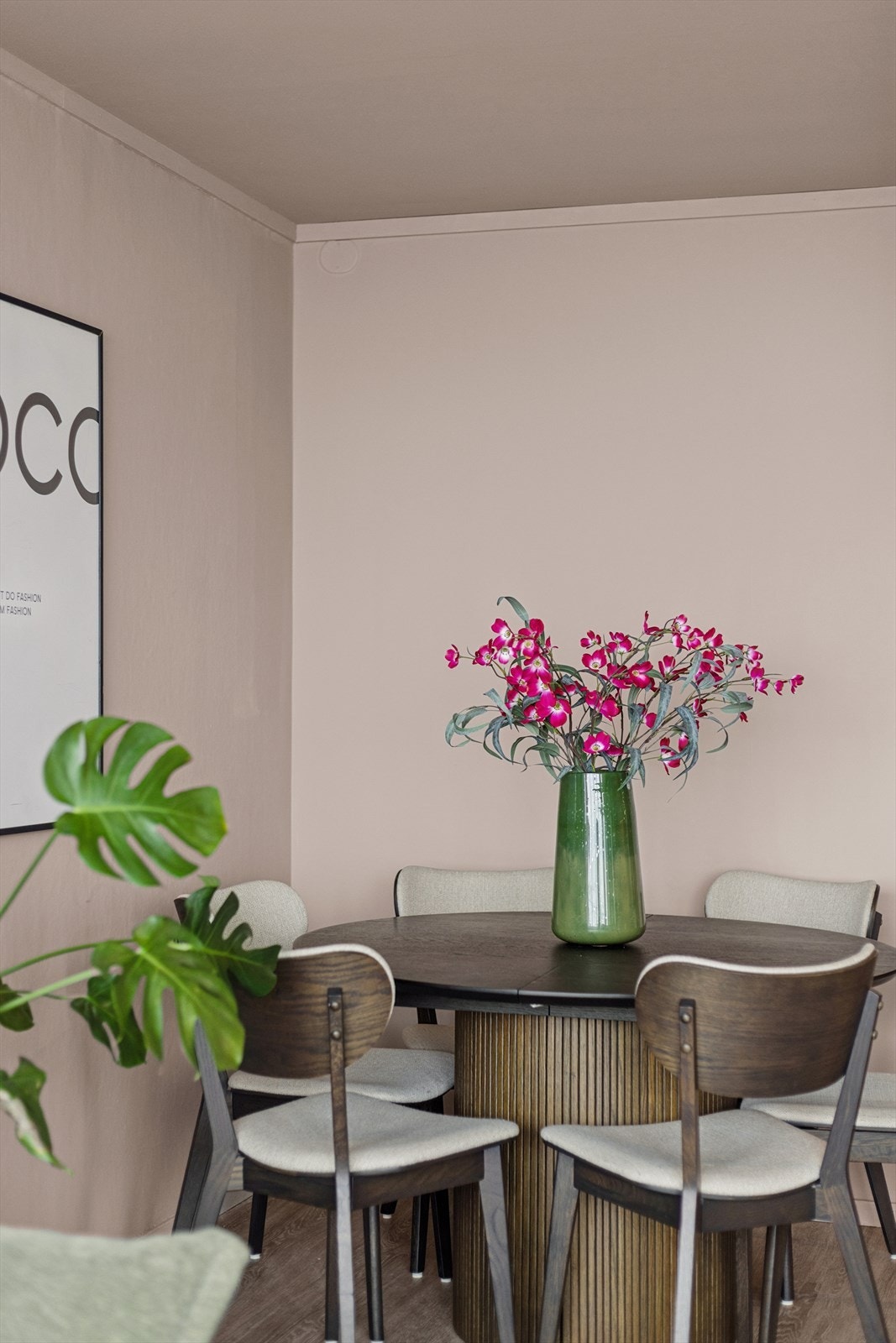 Det er plass til både 6 og 8 rundt bordet! Galleribilde