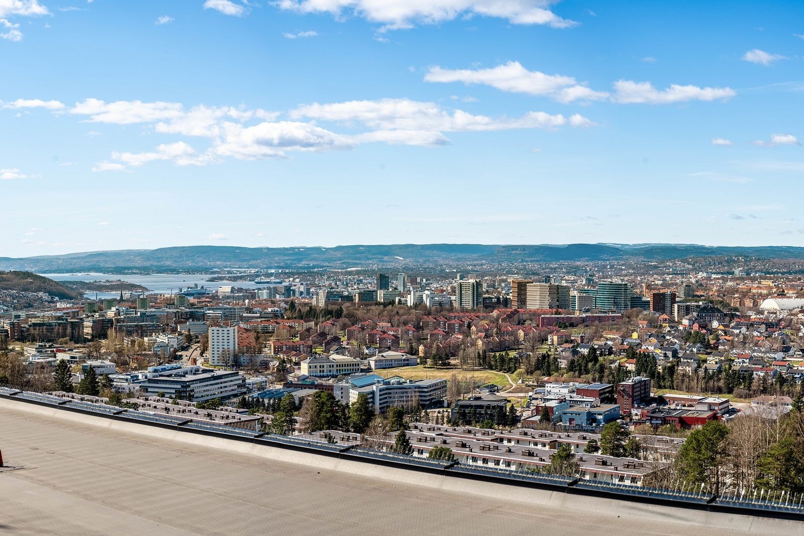 Her kan du nyte 360 graders utsikt over Oslo by samt solen hele dagen. Galleribilde