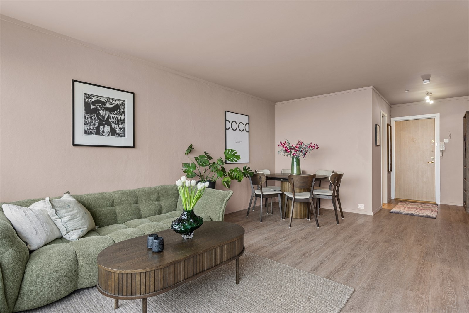 Her er det rikelig med plass til både sofagruppe med tilhørende medialøsning og spisebord. Galleribilde