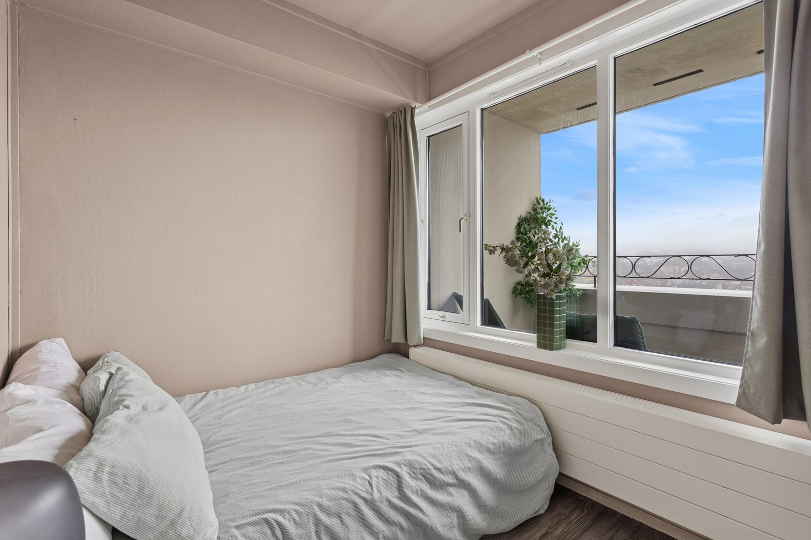 Leiligheten byr på et soverom med plass til seng og tilhørende møblement. Galleribilde