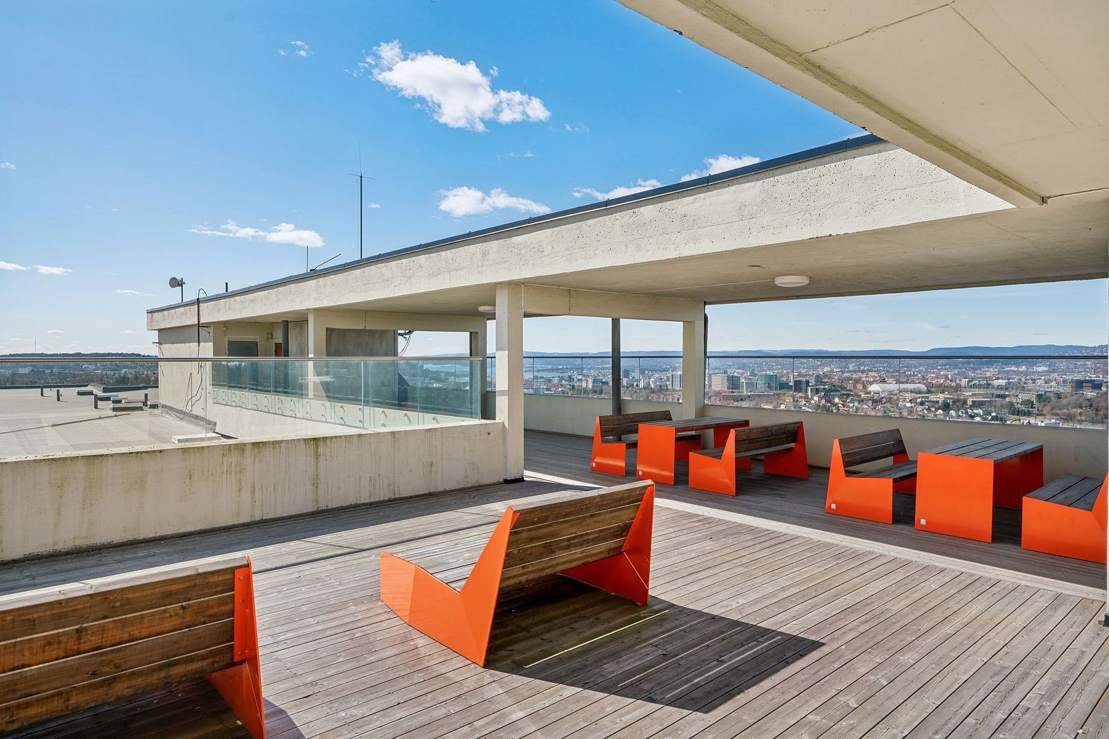 Som beboer i Tveita Borettslag får du tilgang til borettslagets flotte felles takterrasse. Galleribilde