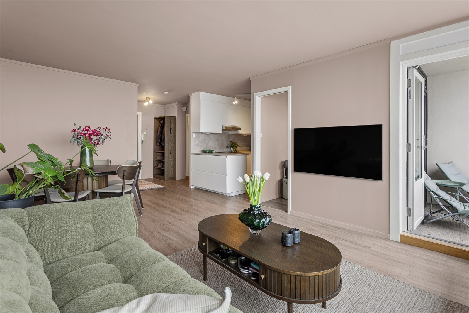 Innvendig er leiligheten oppgradert med blant annet nytt elektrisk anlegg i 2026, nymalt i 2025 og nytt kjøkken i 2024. Galleribilde