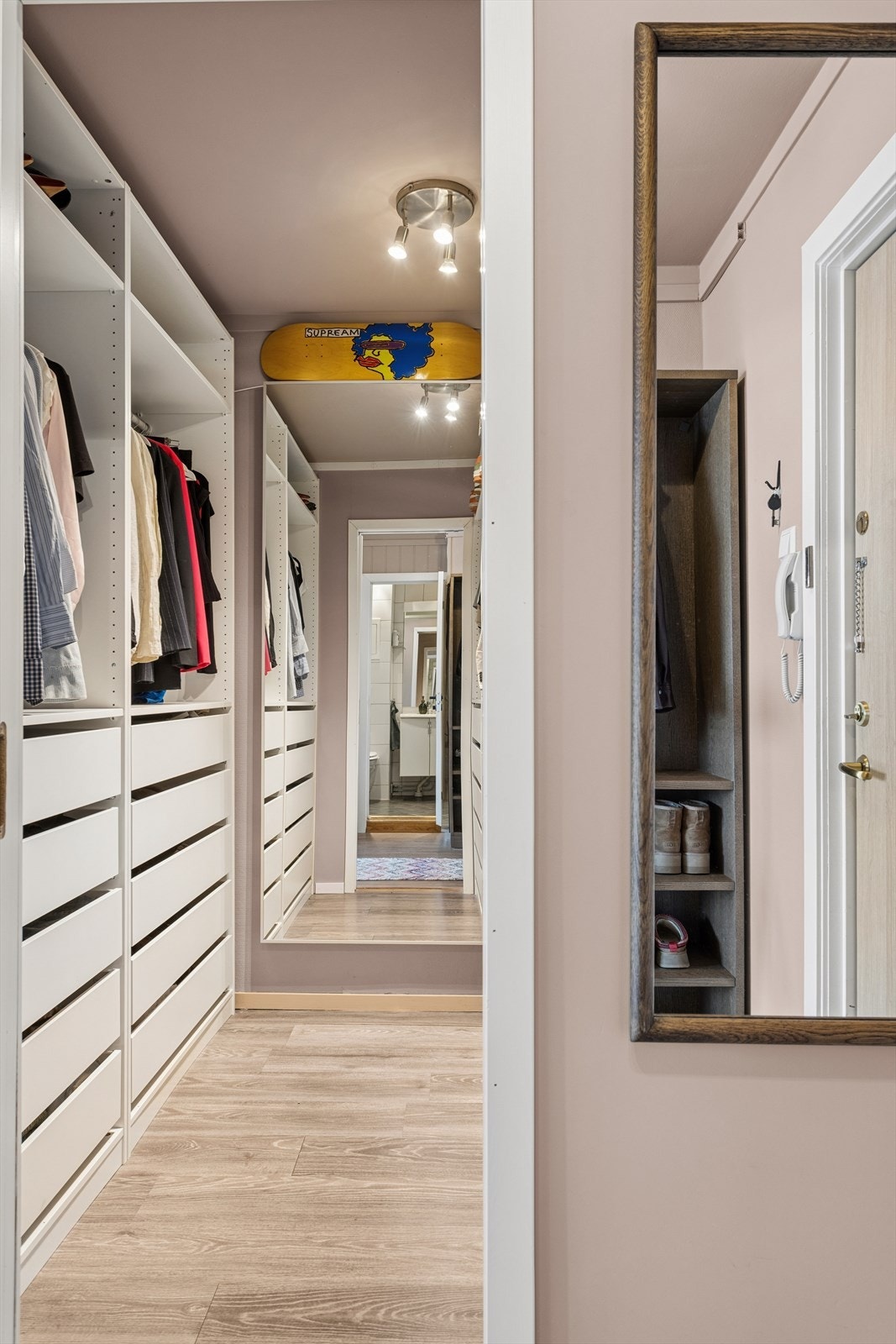 I tillegg disponerer leiligheten en ekstern bod i kjeller, samt et skap i felles kjølerom på etasjeplan. Galleribilde