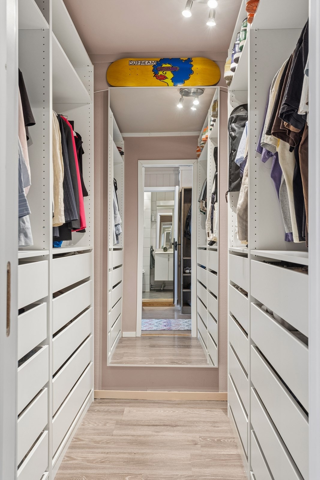 Like ved entréen ligger en innvendig bod med rikelig oppbevaringsplass, noe som gjør det enkelt å holde entréen ryddig. Galleribilde