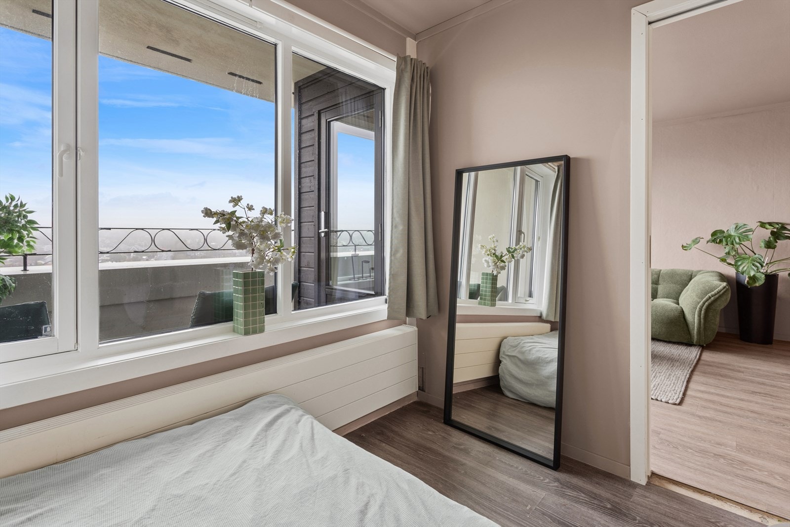 Rommet er lyst og har store vindusflater som gir nydelig utsikt og rikelig med lysinnslipp. Galleribilde