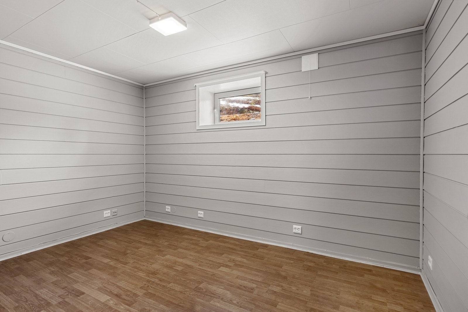 Sokkel: Soverom. Rommet tilfredsstiller ikke krav til varig opphold. Alternativ rømningsvei må utbedres. Galleribilde