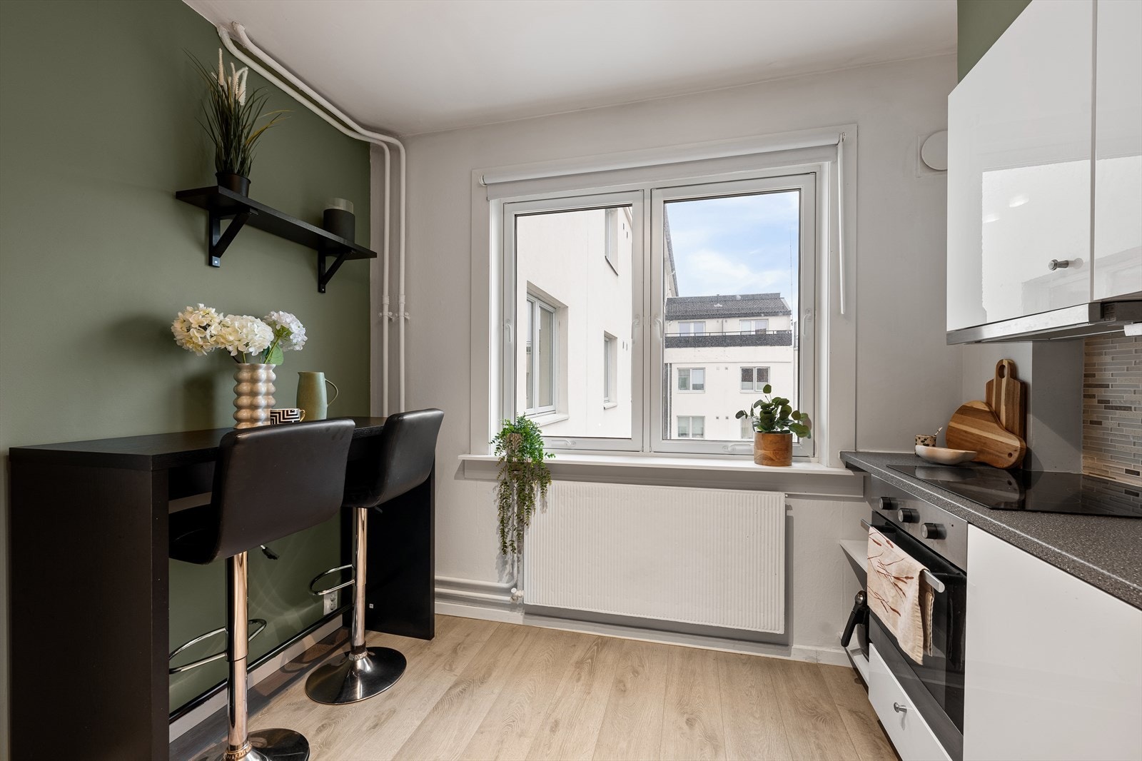 Ved vinduet står det i dag en hendig barløsning hvor man kan nyte måltider ved vinduskarmen, eller som kan brukes som ekstra benkplass på kjøkkenet Galleribilde