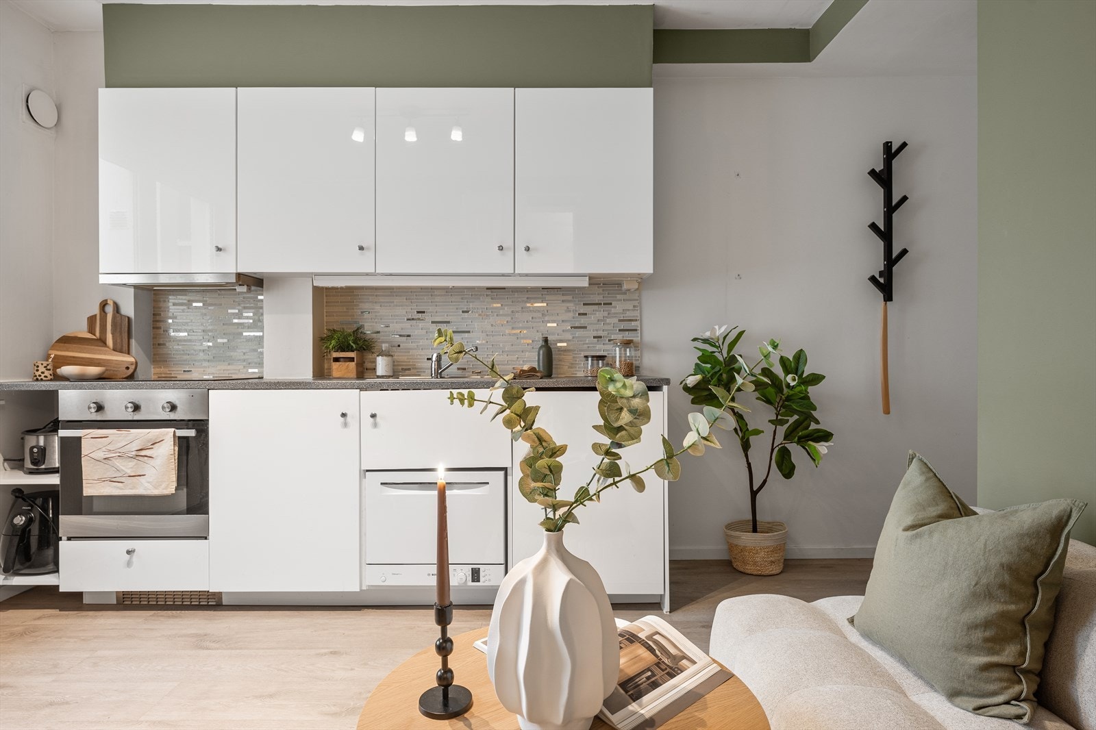 Hyggelig inngangsparti ved siden av kjøkkenet, med plass til et lite garderobeskap Galleribilde