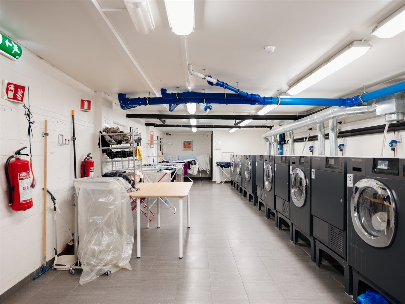 Stort og fint fellesvaskeri med flere vaskemaskiner og tørketromler Galleribilde