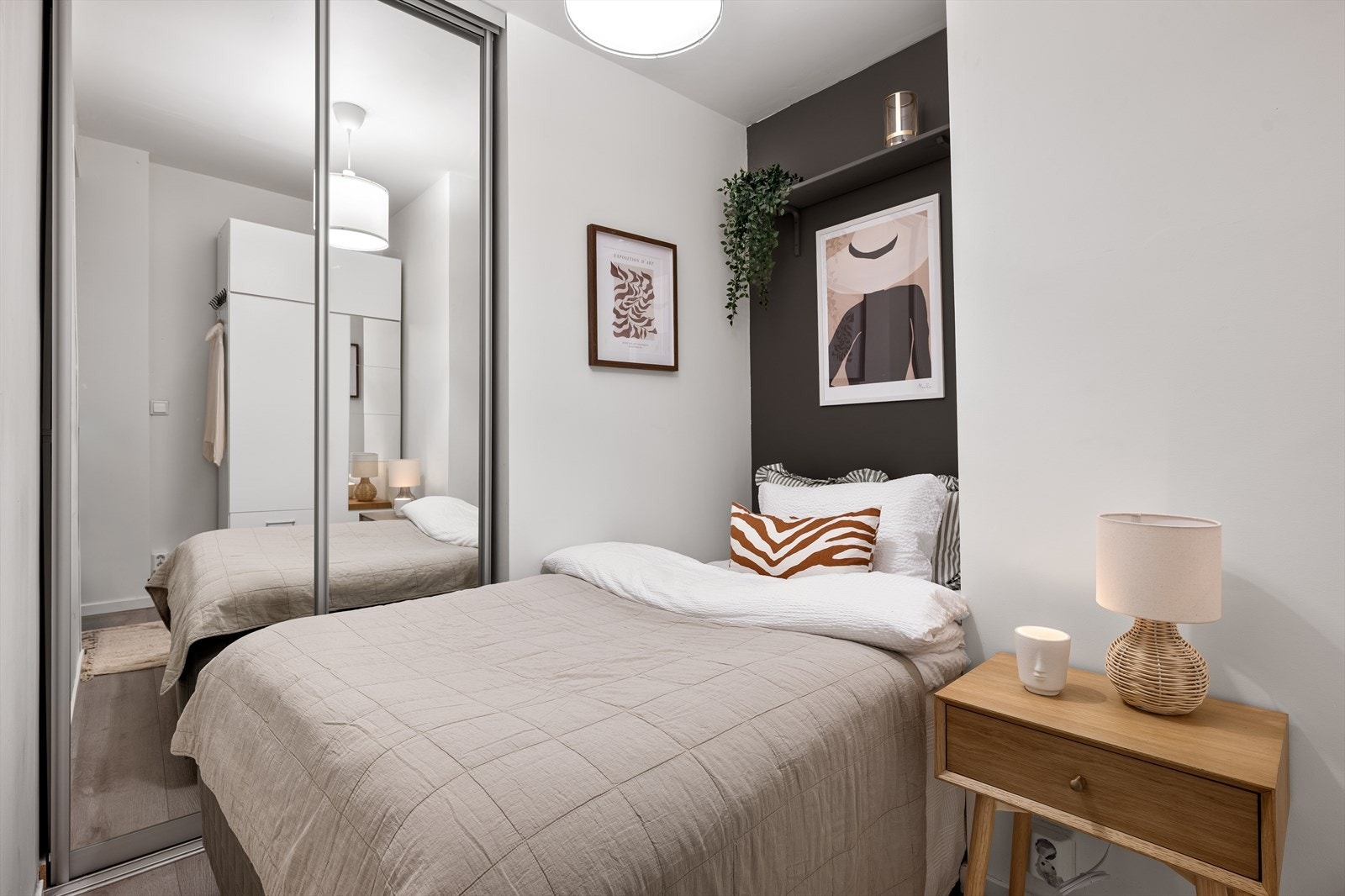 Tilbaketrukket alkove med god plass til seng, skap og annet interiør Galleribilde