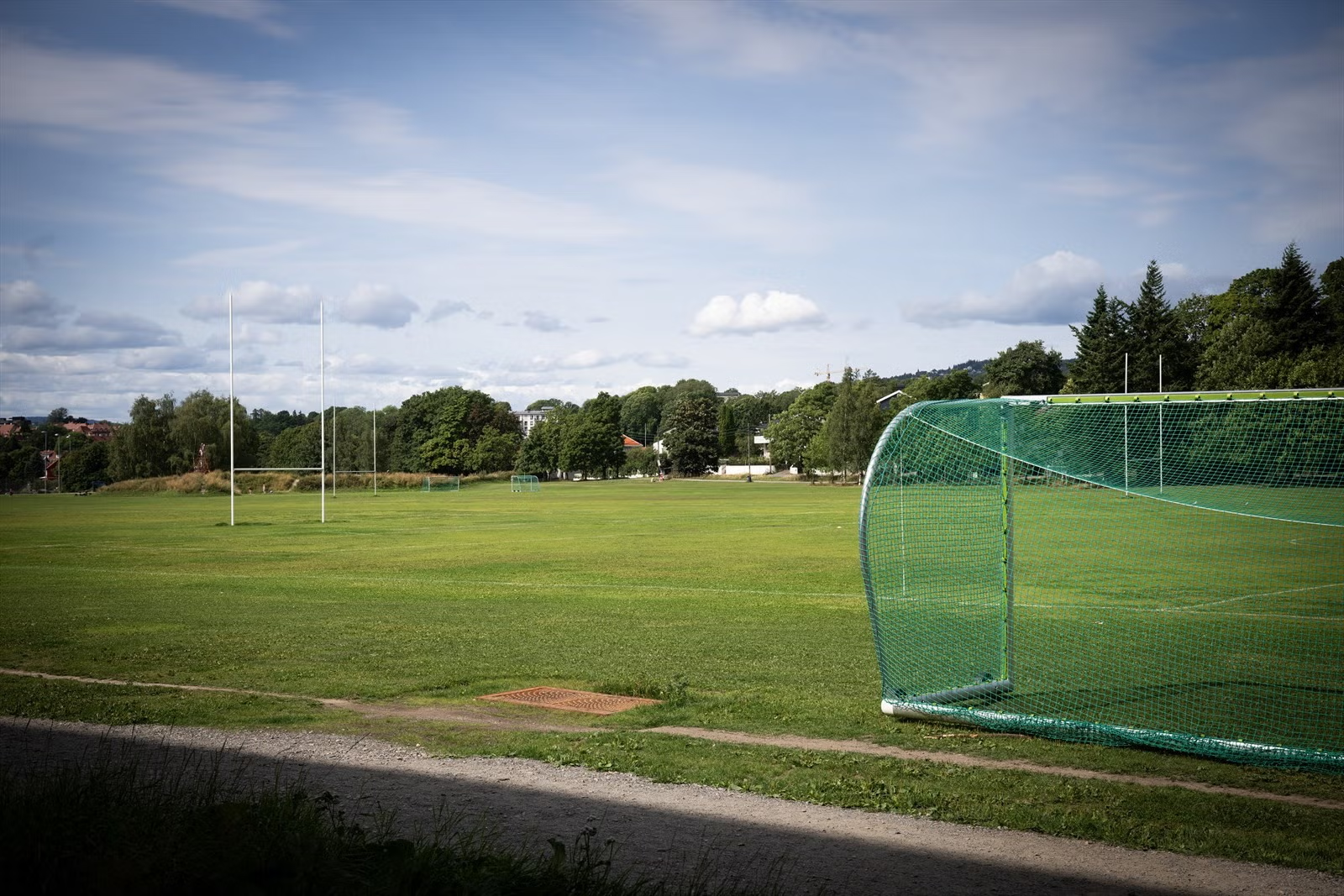 Rett ved ligger populære Voldsløkka med fotballbaner, tennisbane, volleyballbaner, skøytebane, og skiløype om vinteren - også perfekt for en joggeøkt Galleribilde