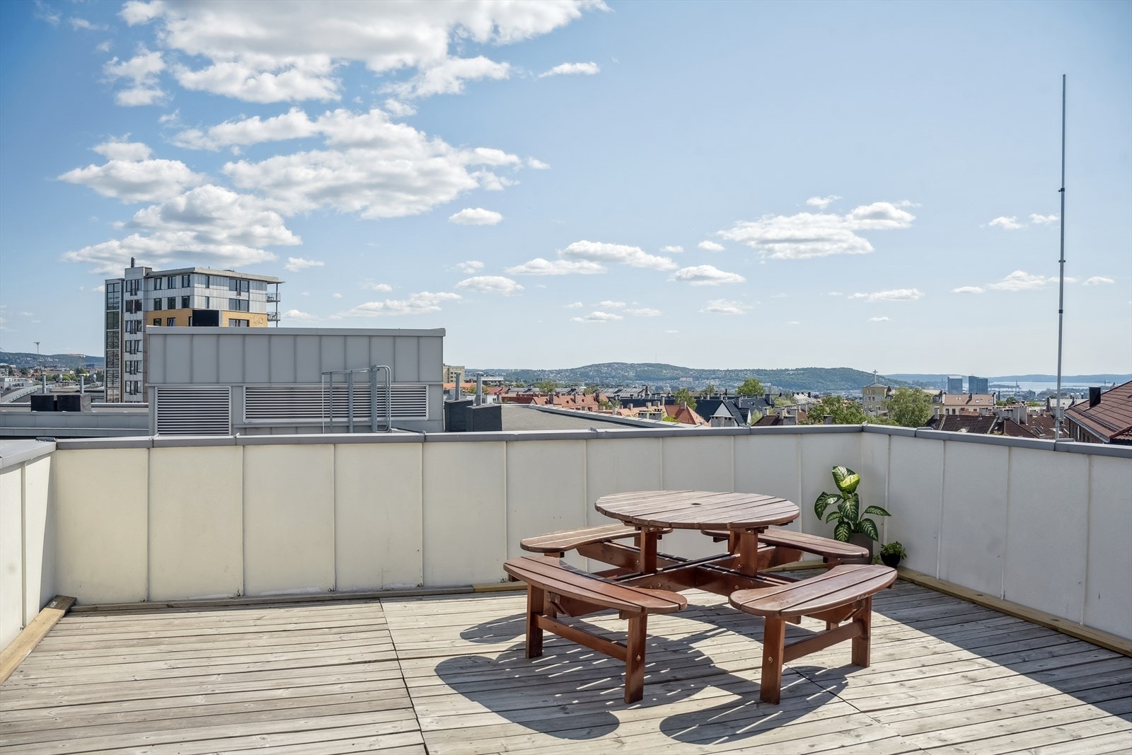 Boligen disponerer to felles takterrasser med utsikt ut over Oslo by Galleribilde