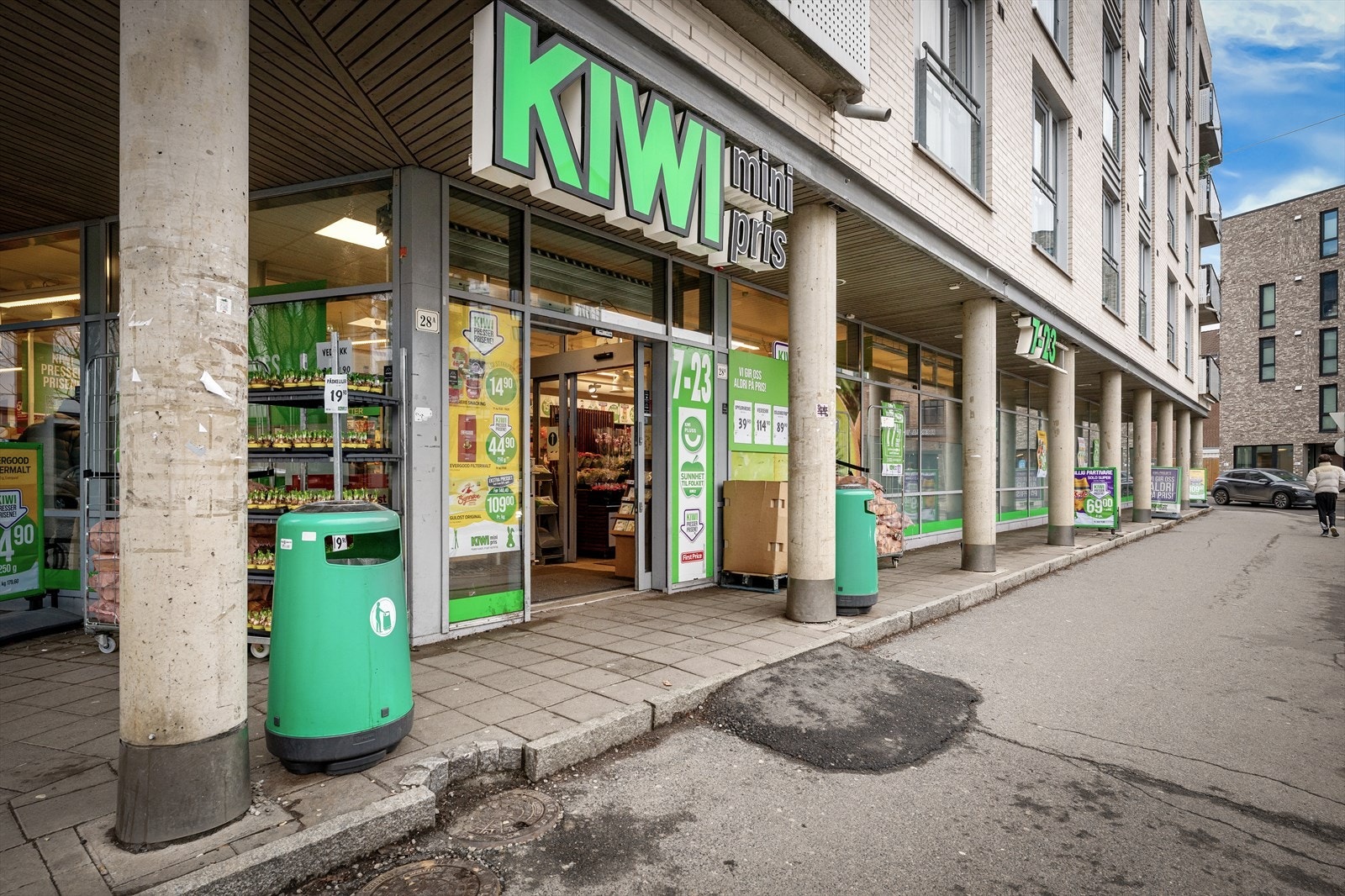 Dagligvarehandelen kan gjøres på Kiwi som ligger rett utenfor, enklere blir det ikke! Galleribilde