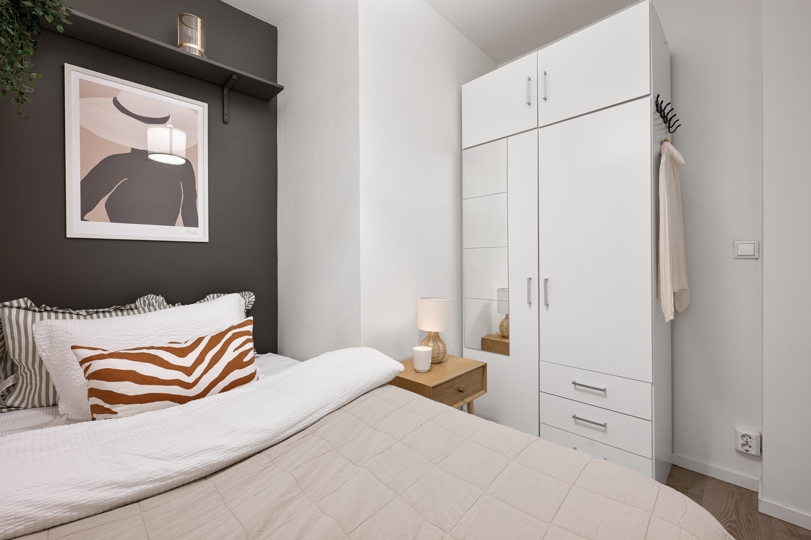 Også god plass til et ekstra garderobeskap, så her er ikke lagringsplass noe problem! Galleribilde