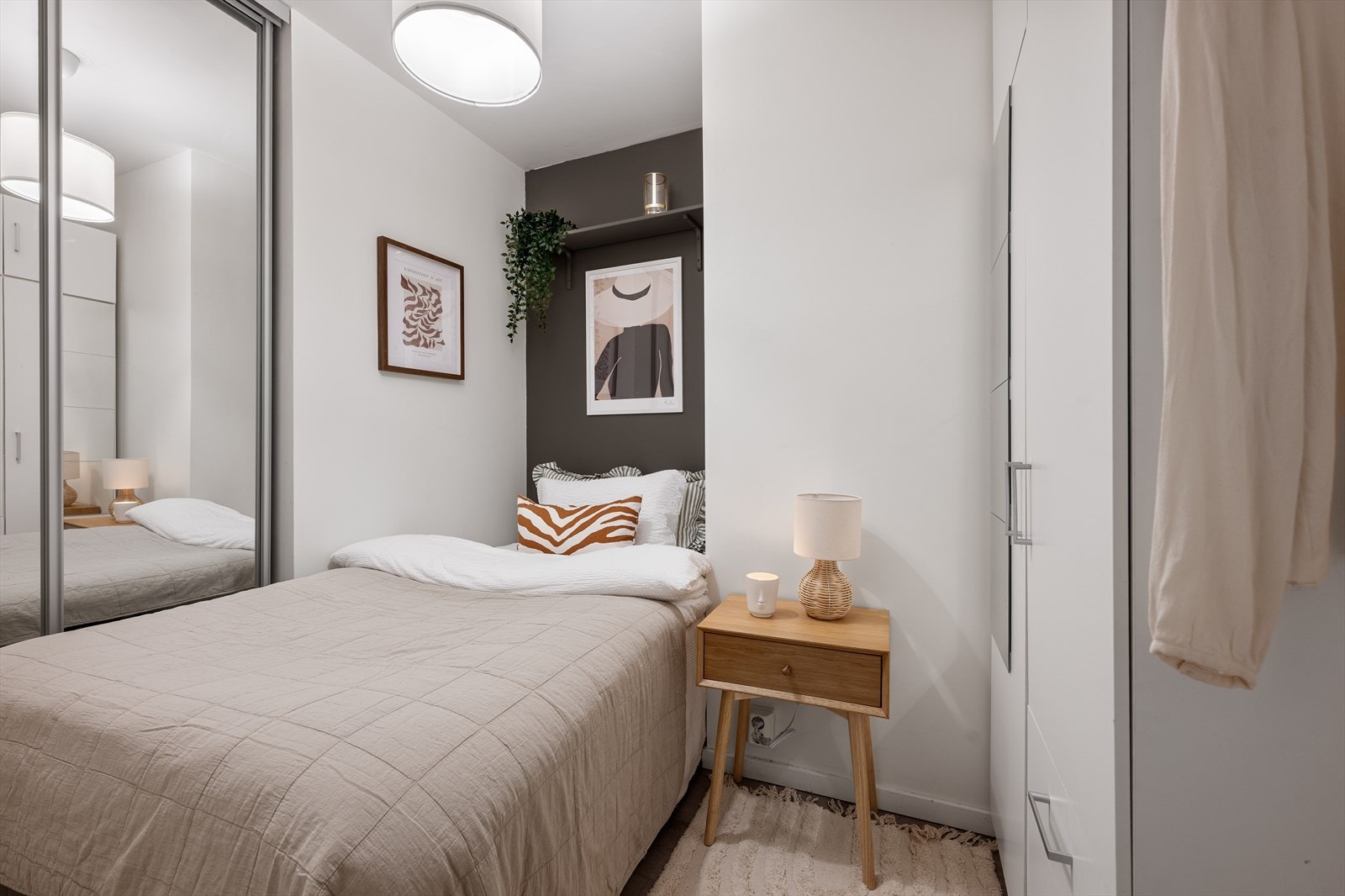 Alkoven har god plass for å møblere med en god seng og annet interiør - her er det også god lagringsplass i den speilbelagte skyvedørsgarderoben Galleribilde