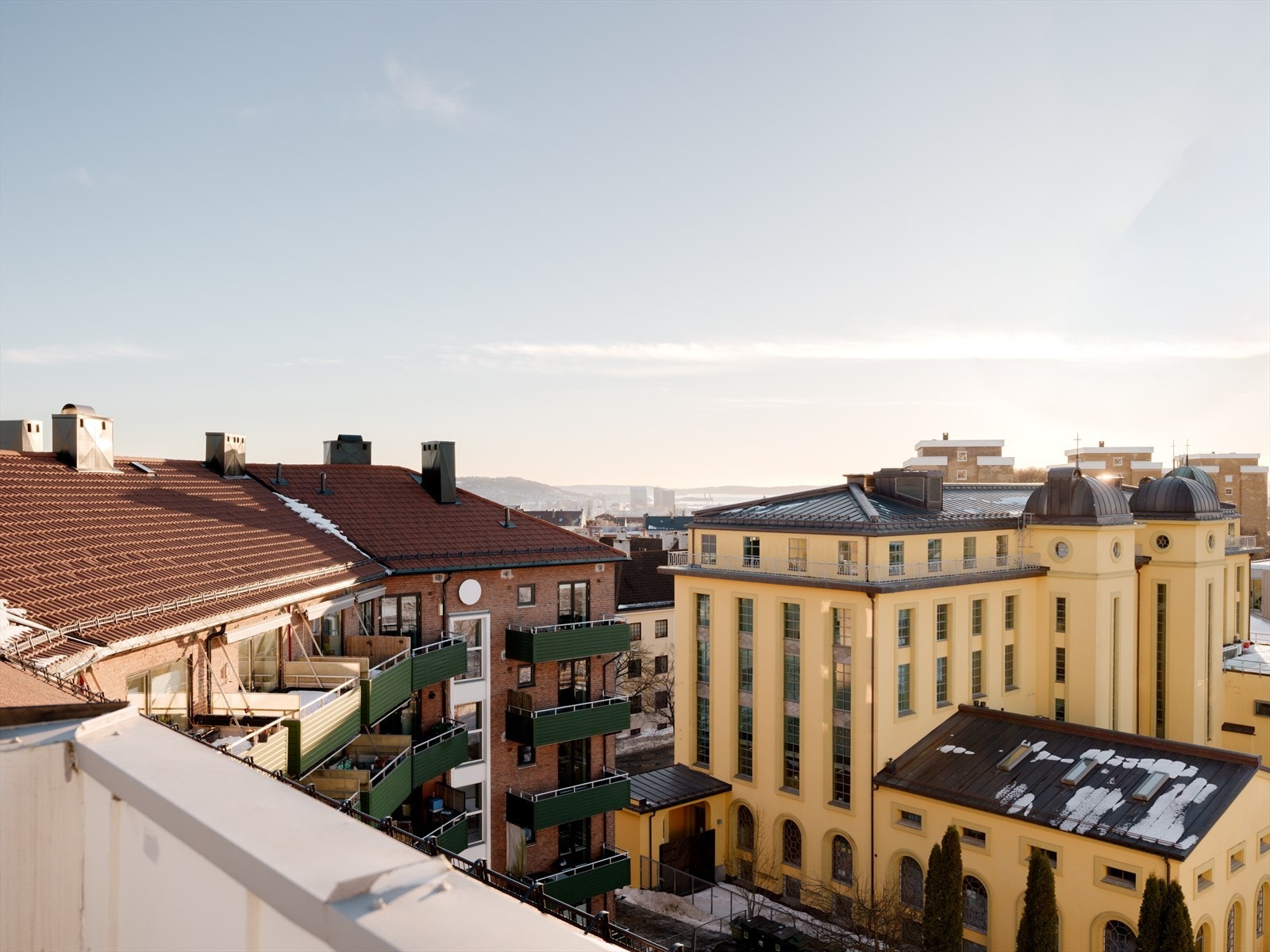 Her har du fantastisk utsikt ut over byen og kan skimte ned mot sjøen Galleribilde