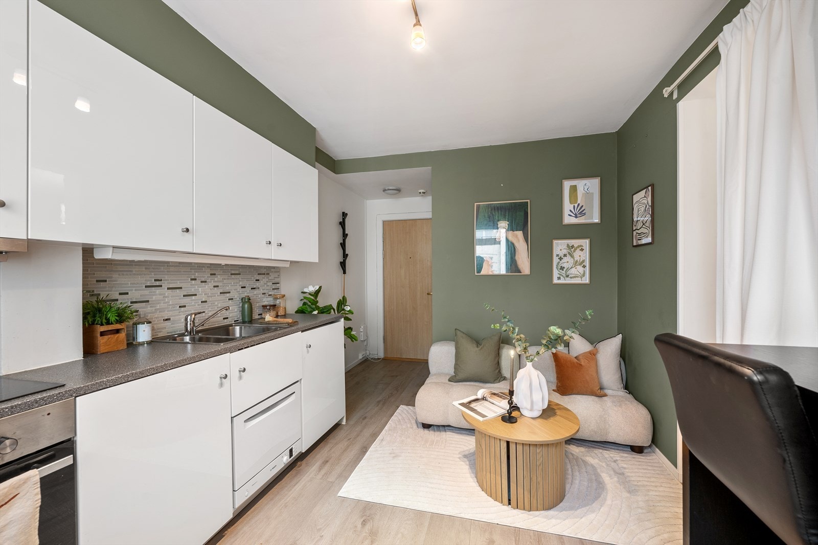 Leiligheten har et stilrent og velutstyrt kjøkken som ligger i åpen løsning mot stuen, hvor man har god skap- og benkplass Galleribilde