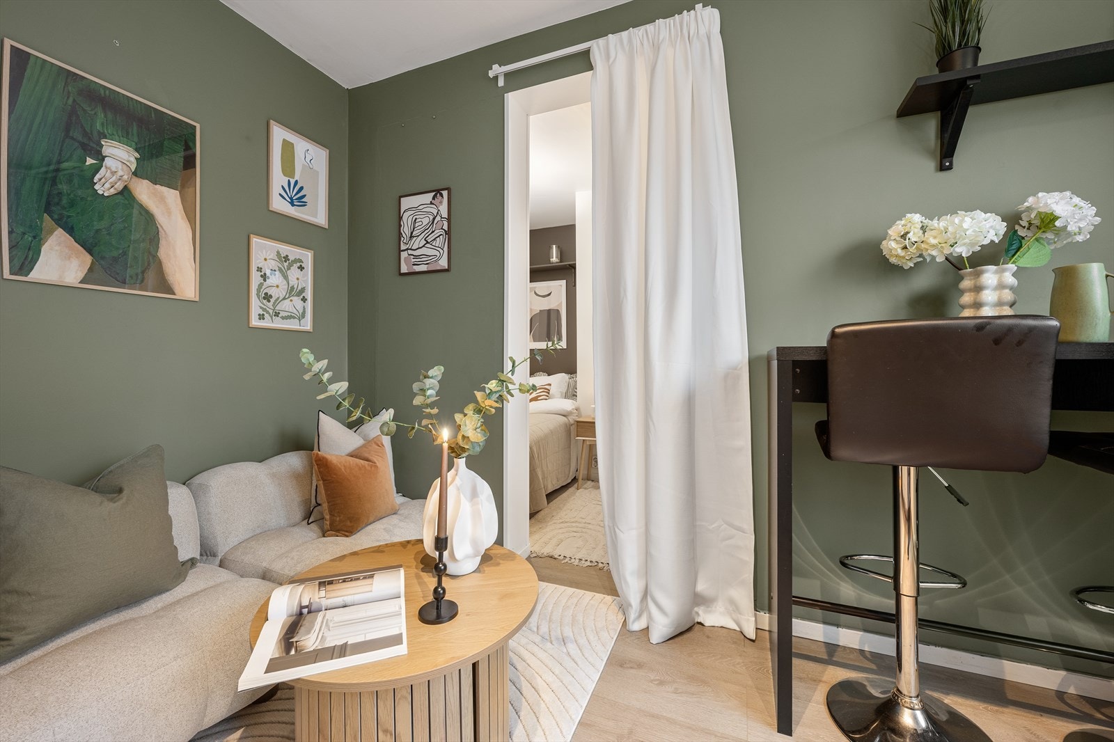 Ved stuen er det adkomst til en hyggelig sovealkove Galleribilde