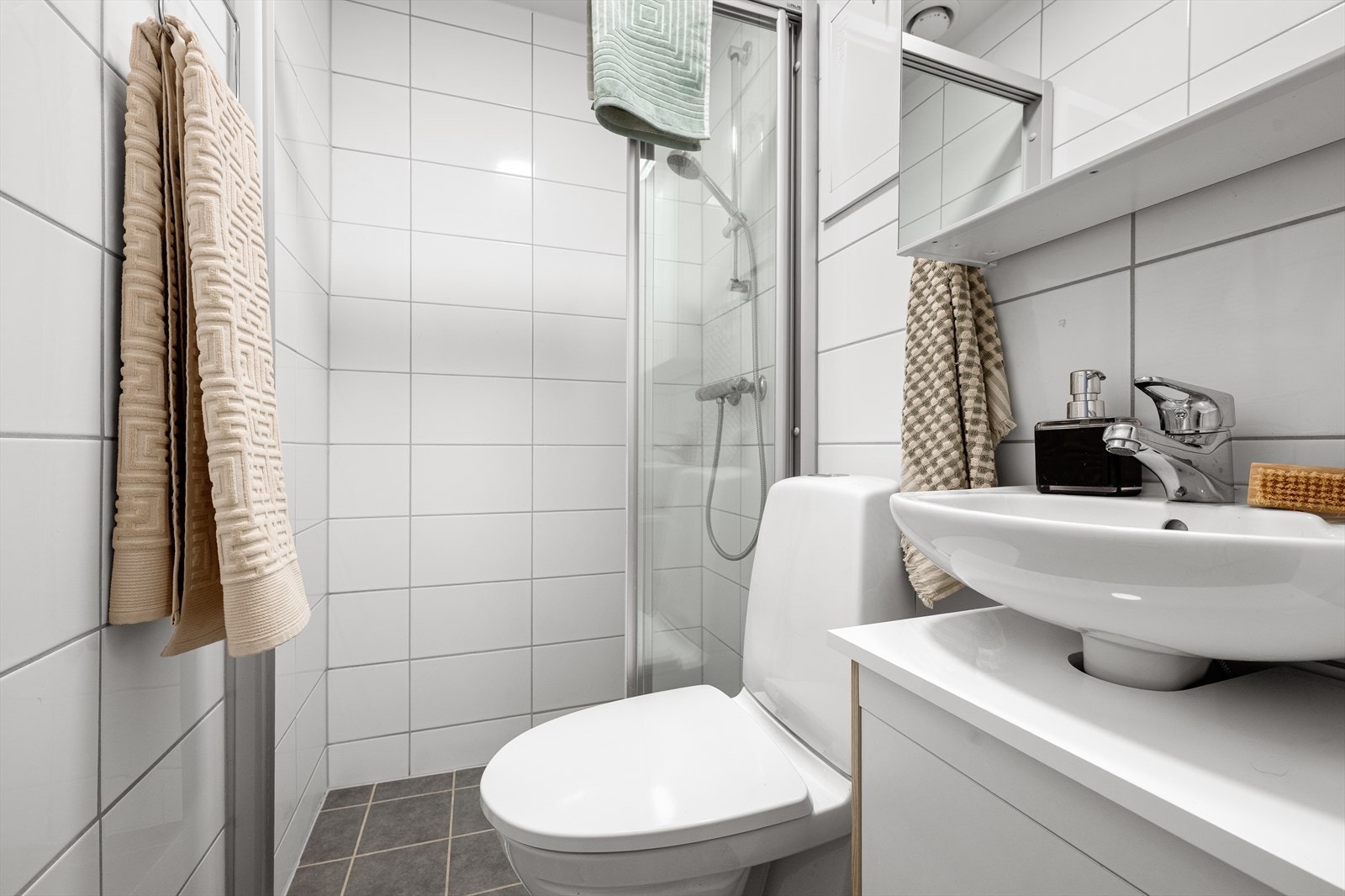 Stilrent og moderne baderom fra 2014 med lun gulvvarme som skaper en behagelig atmosfære Galleribilde