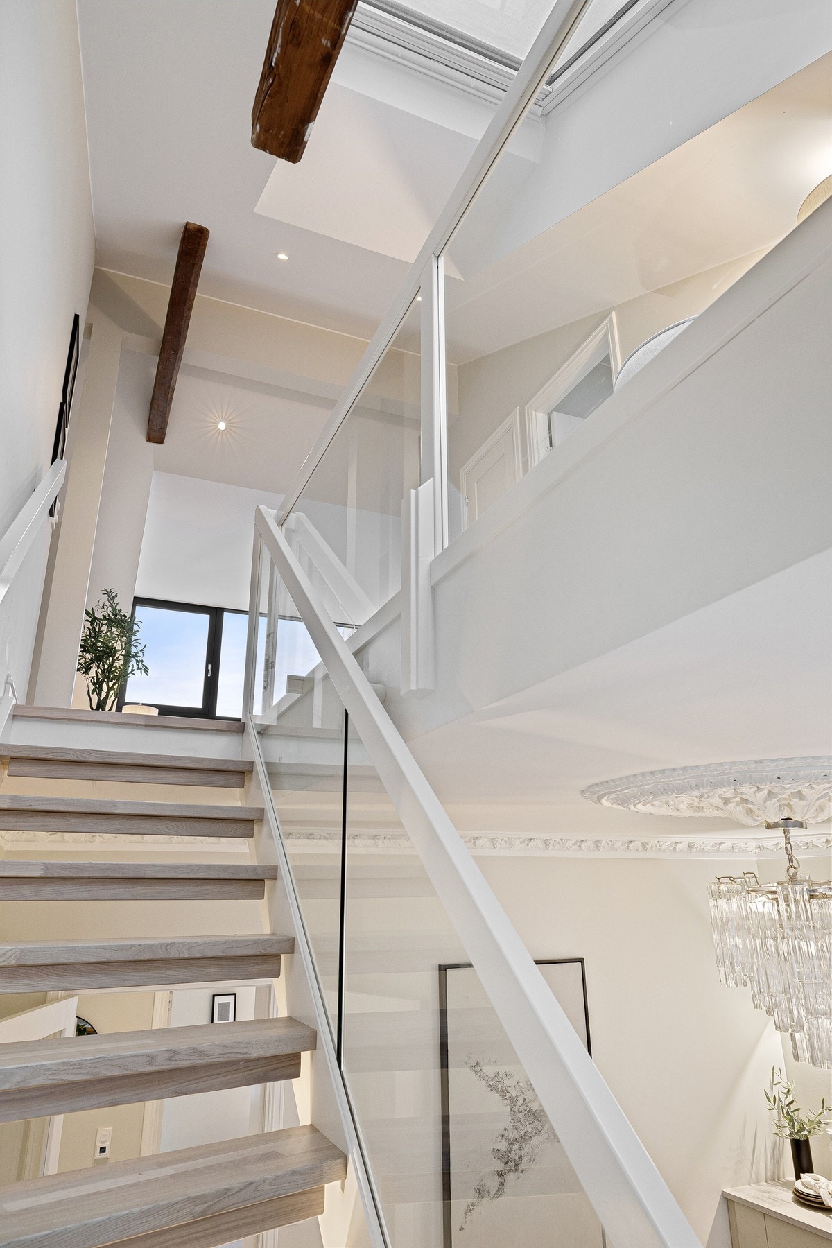 Trappen leder opp til loftsetasjen. Galleribilde