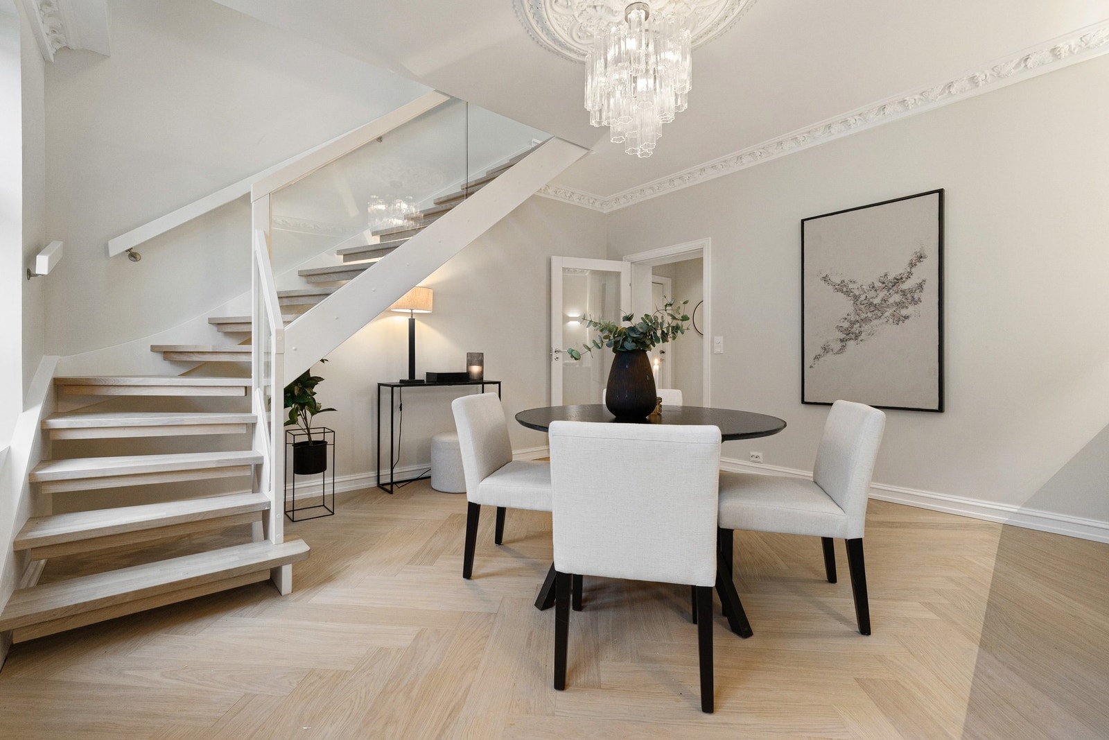 Nydelige, klassiske detaljer som stukkatur og rosett. Galleribilde