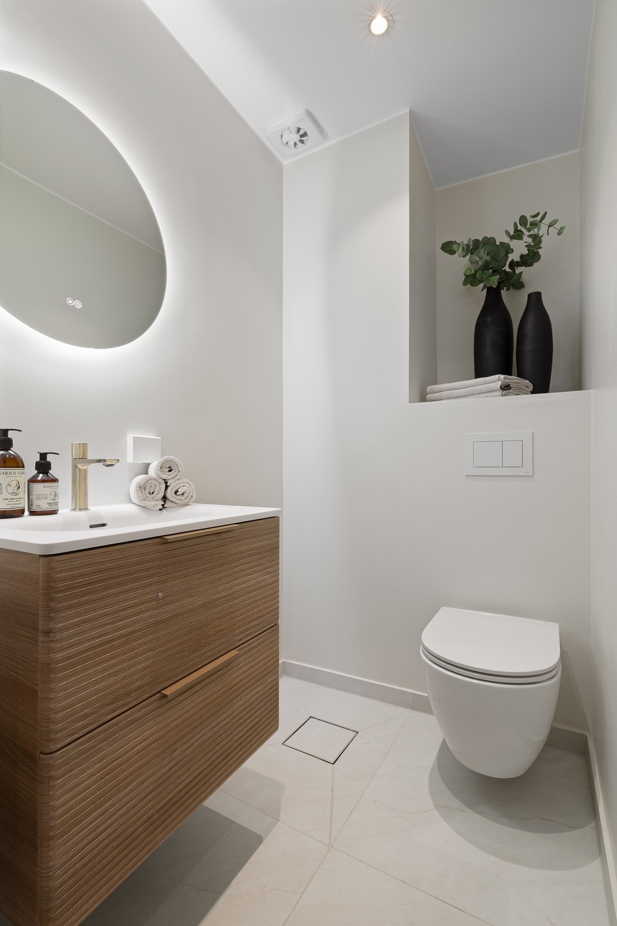 Praktisk komfort med eget wc i 5. etasje. Tile insert sluk i samme flis som gulvet. Galleribilde