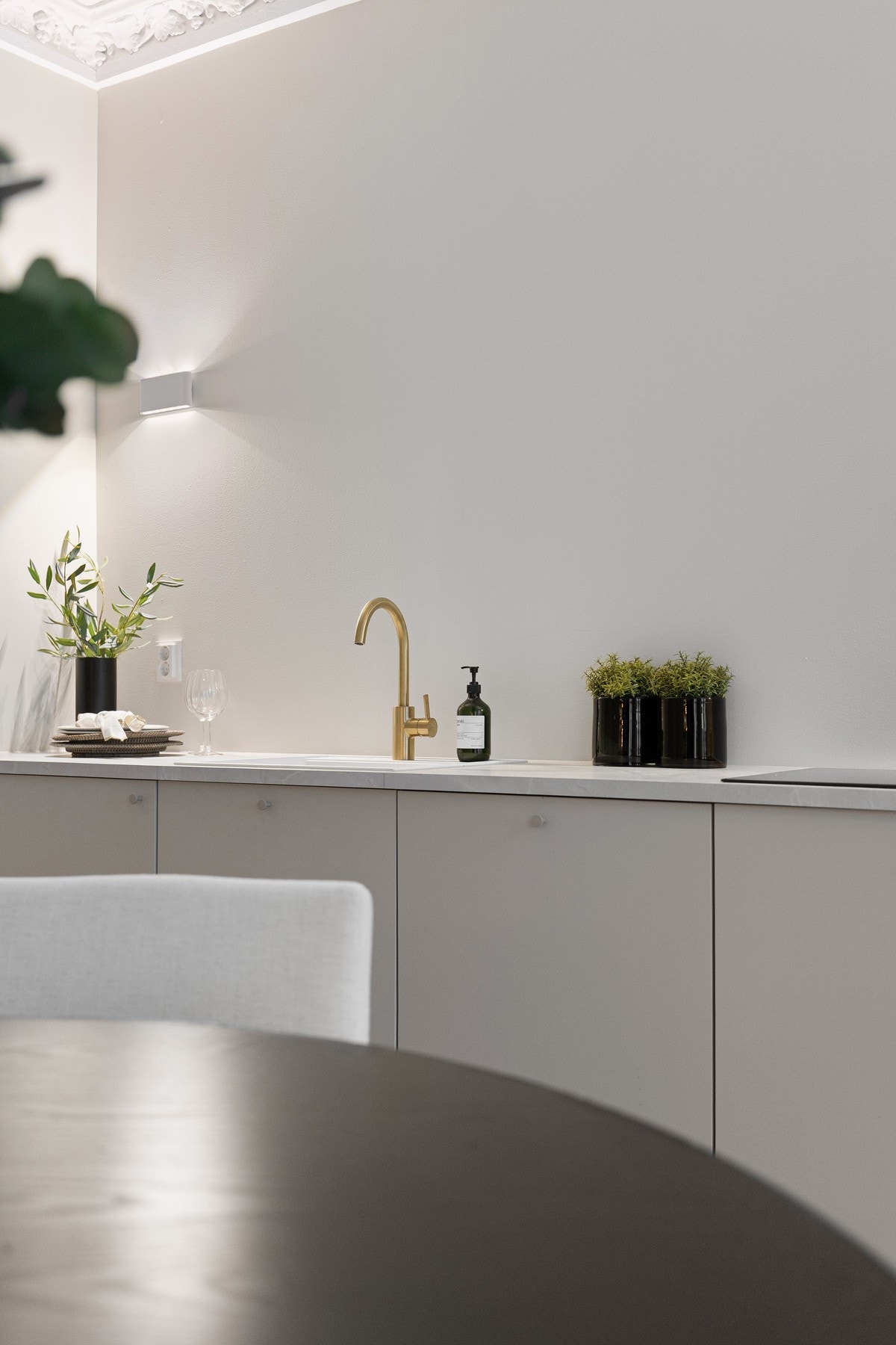 Kjøkkenet ligger naturlig tilknyttet spiseplassen og gir en åpen og sosial planløsning. Veggbelysning med skjult elektrisk anlegg uten synlige kabler. Galleribilde