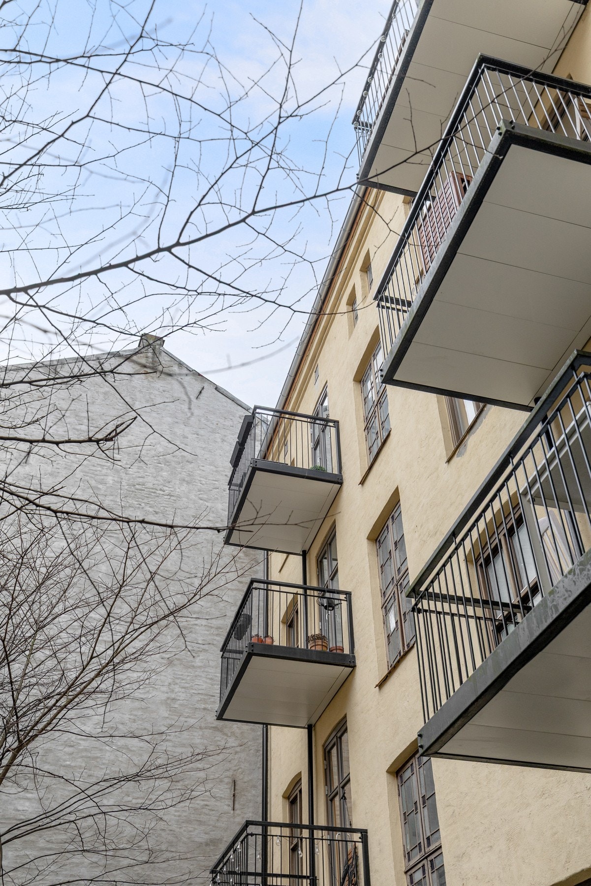 Fasade mot bakgården med flere balkonger som vender mot rolige omgivelser. Galleribilde