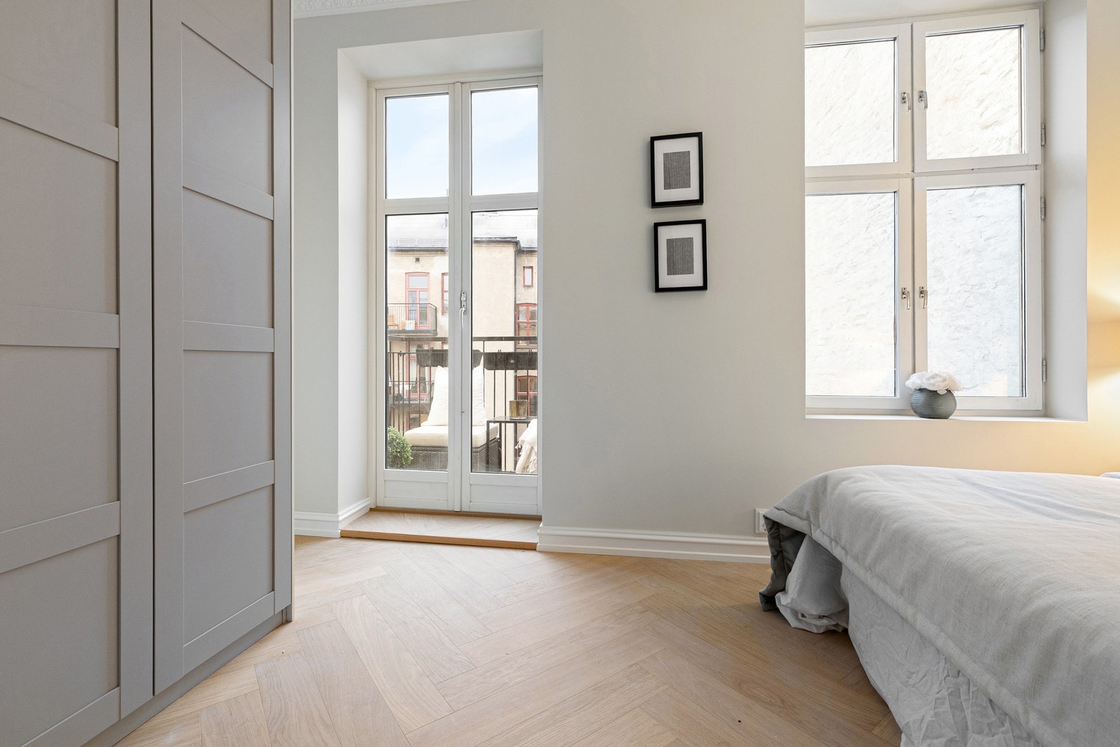 Hovedsoverommet har store vindusflater og utgang til balkong, noe som gir rikelig med naturlig lys og en luftig romfølelse. Galleribilde