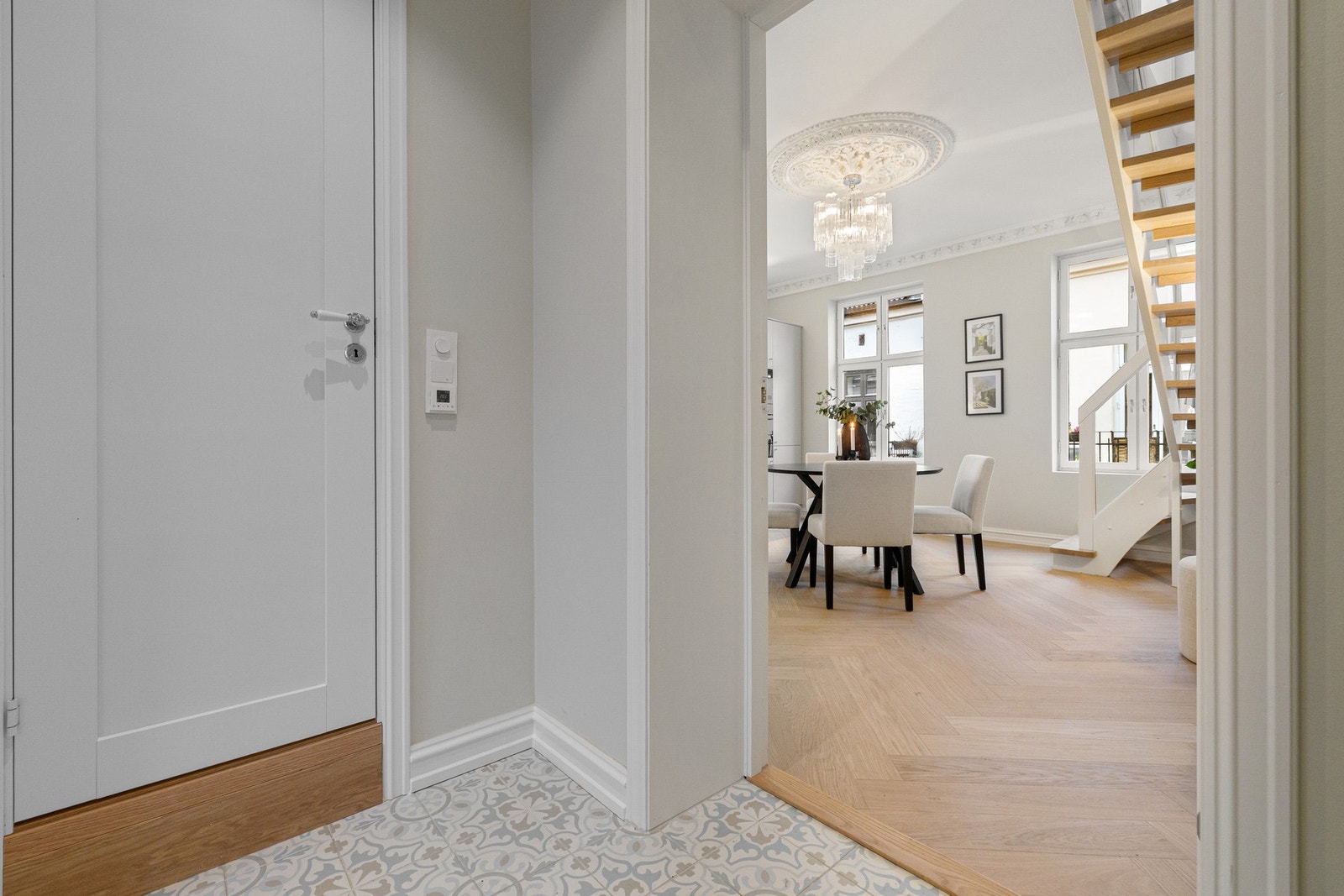 Vakre, historiske fliser i entré. Varmekabler i entréen samt baderom. Galleribilde