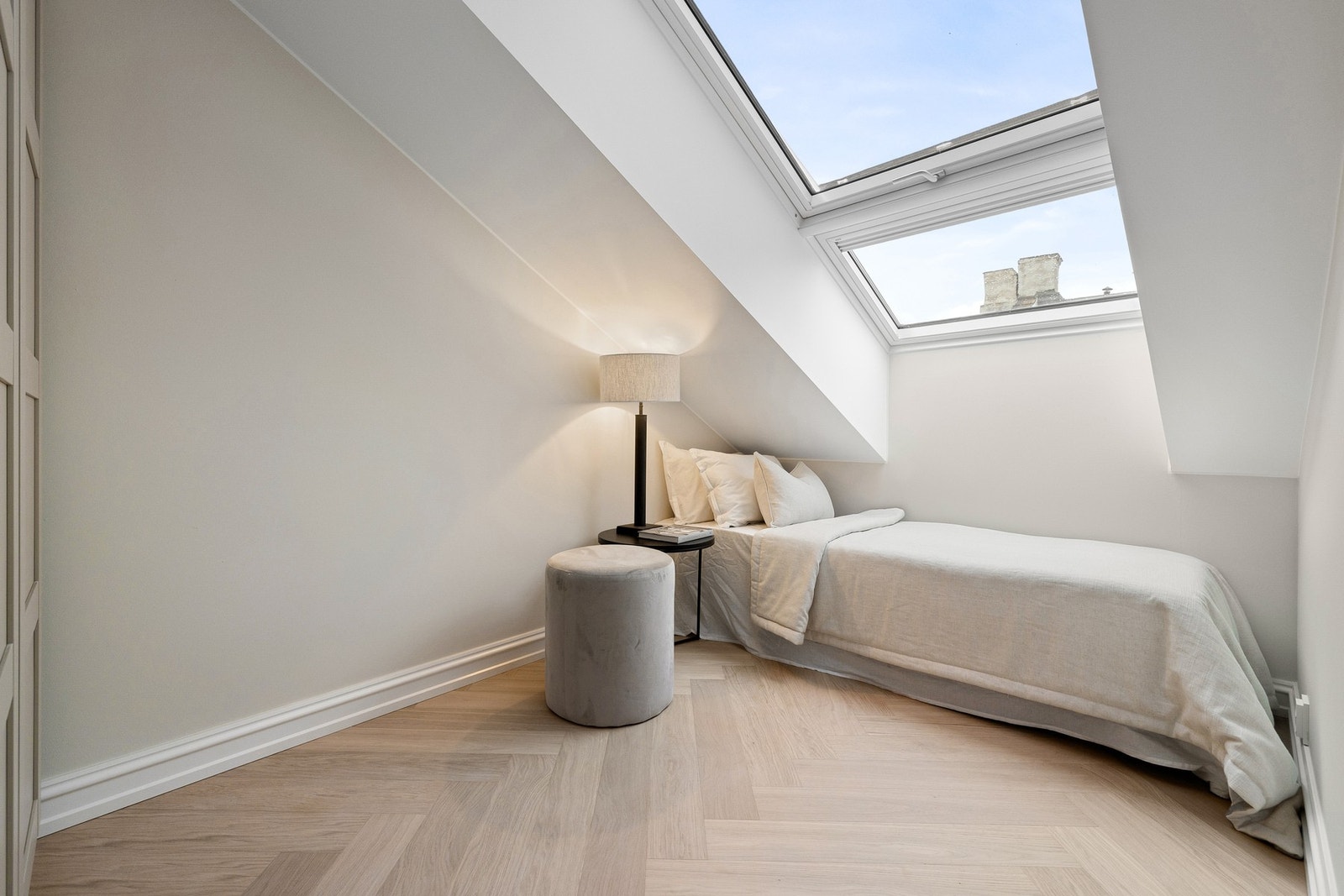 Nydelig soverom i toppetasjen med god plass til seng, garderobe og annet ønsket møblement. Galleribilde