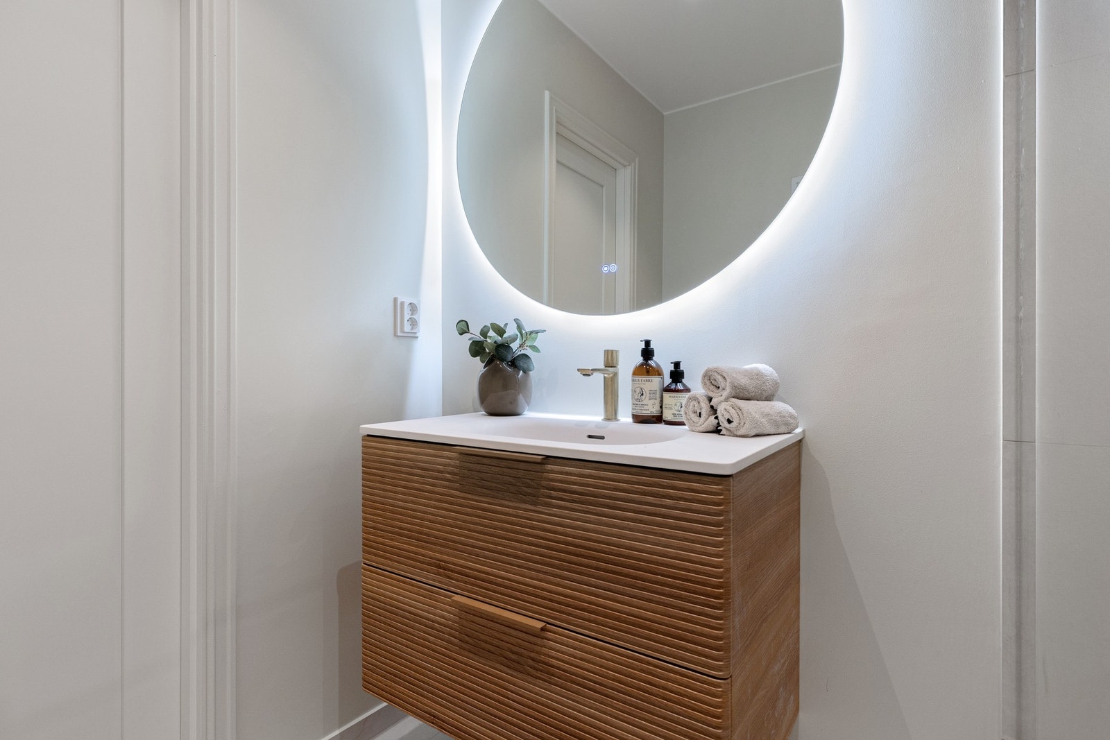 Eksklusive fronter i eikefinér. Påkostede armaturer i messig - samme som kjøkkenet. Galleribilde